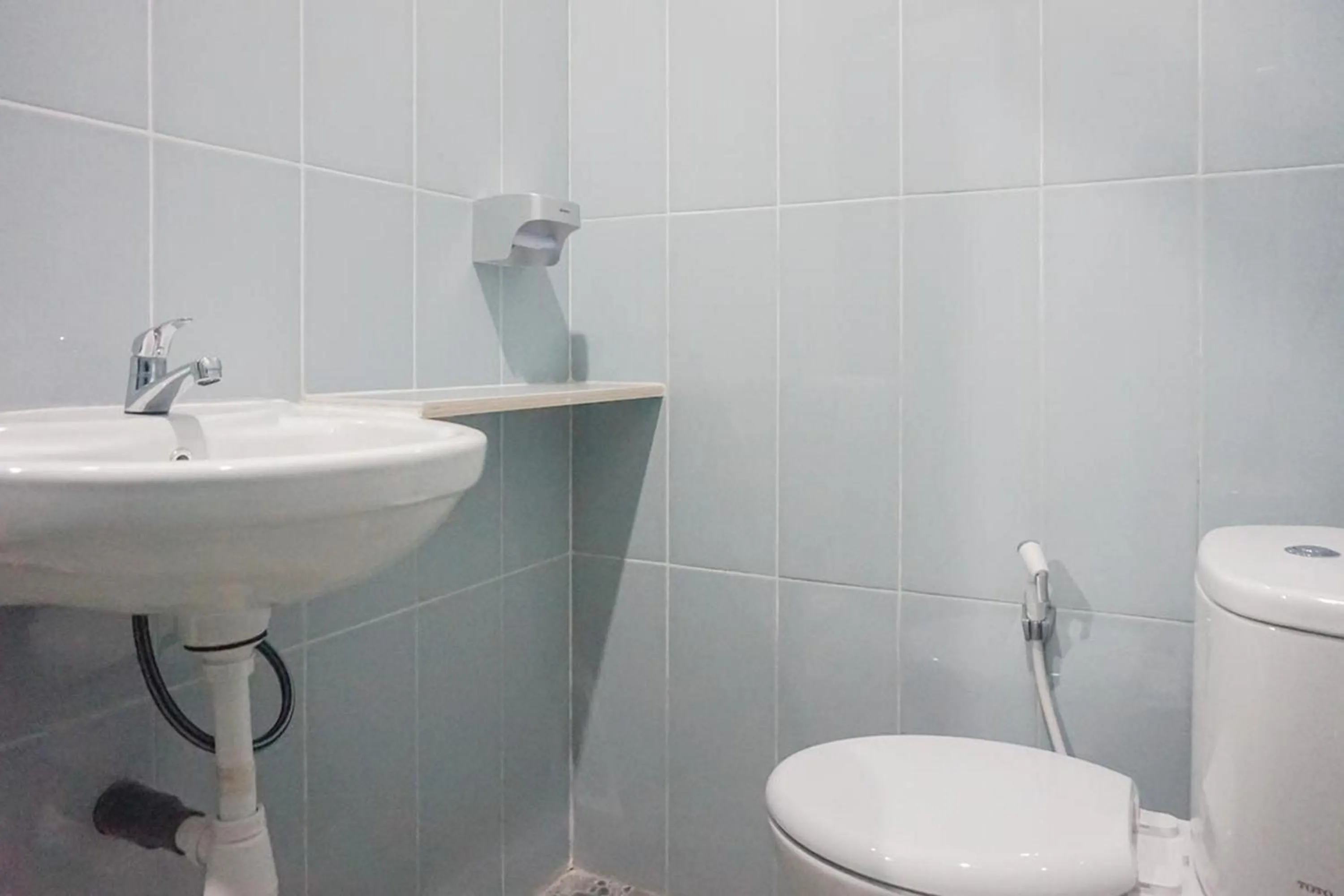 Bathroom in RedDoorz Plus @ Kalpataru