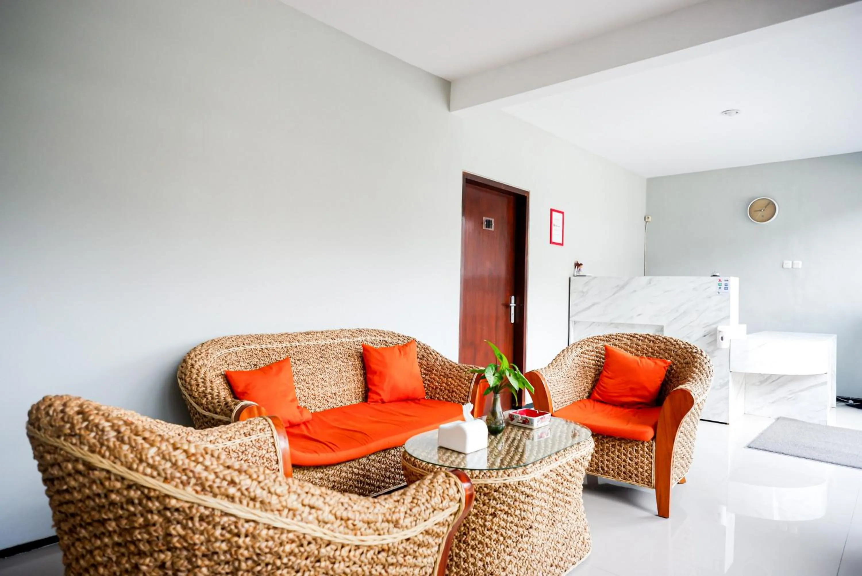 Seating area in RedDoorz Plus @ Kalpataru