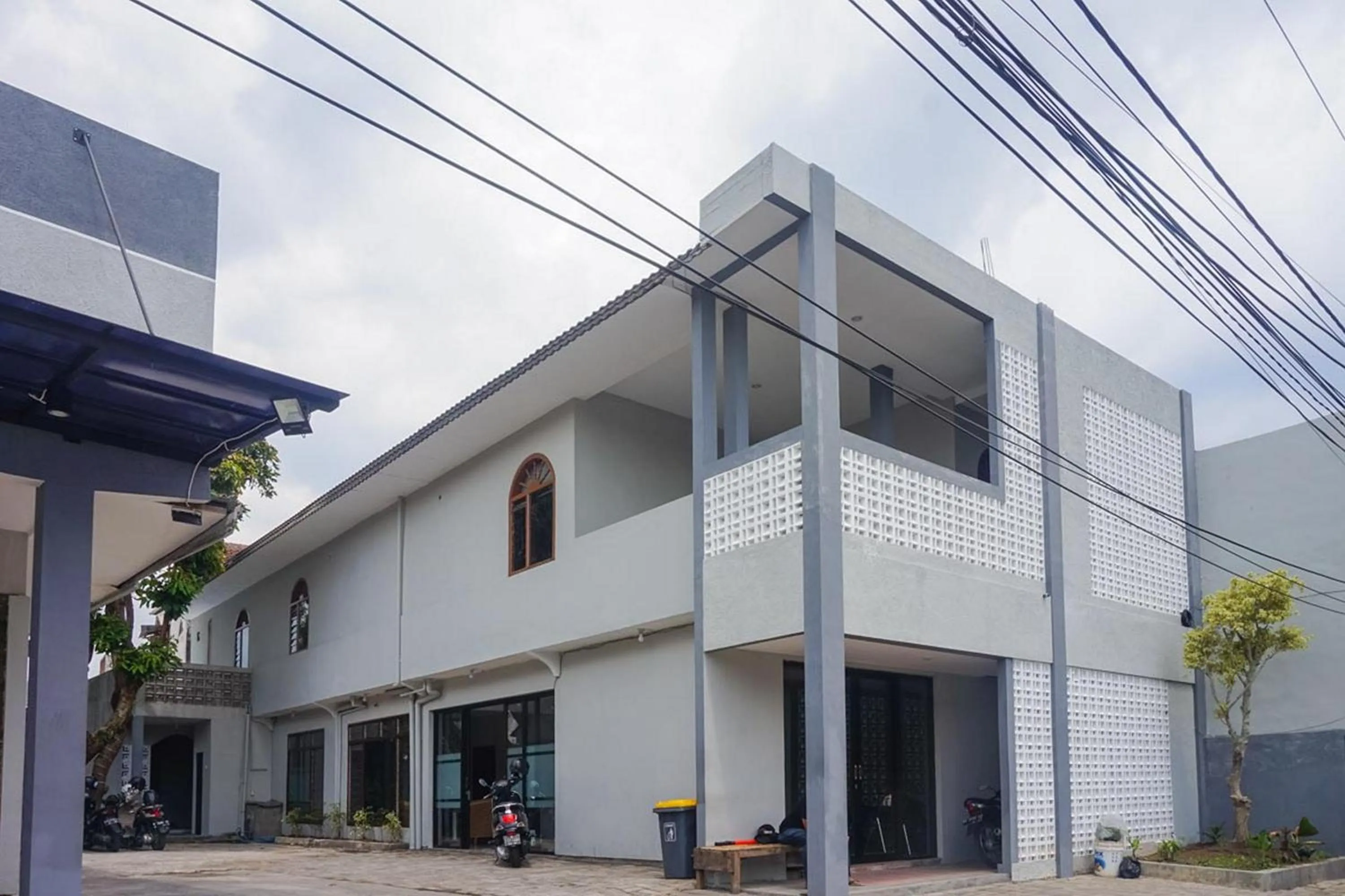 Property building in RedDoorz Plus @ Kalpataru