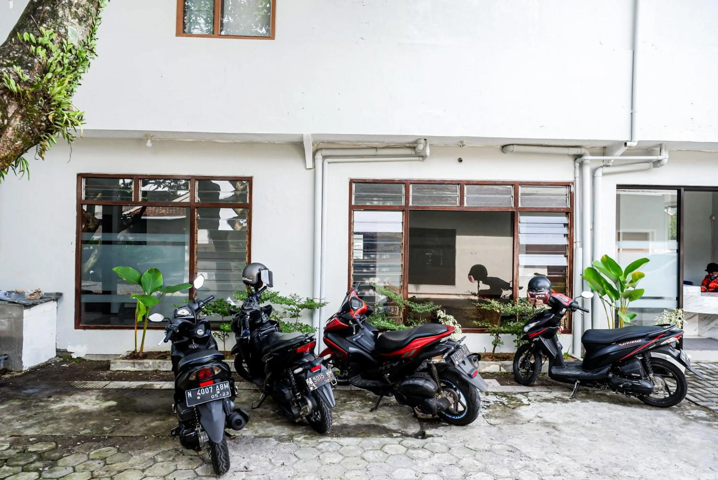 Parking in RedDoorz Plus @ Kalpataru