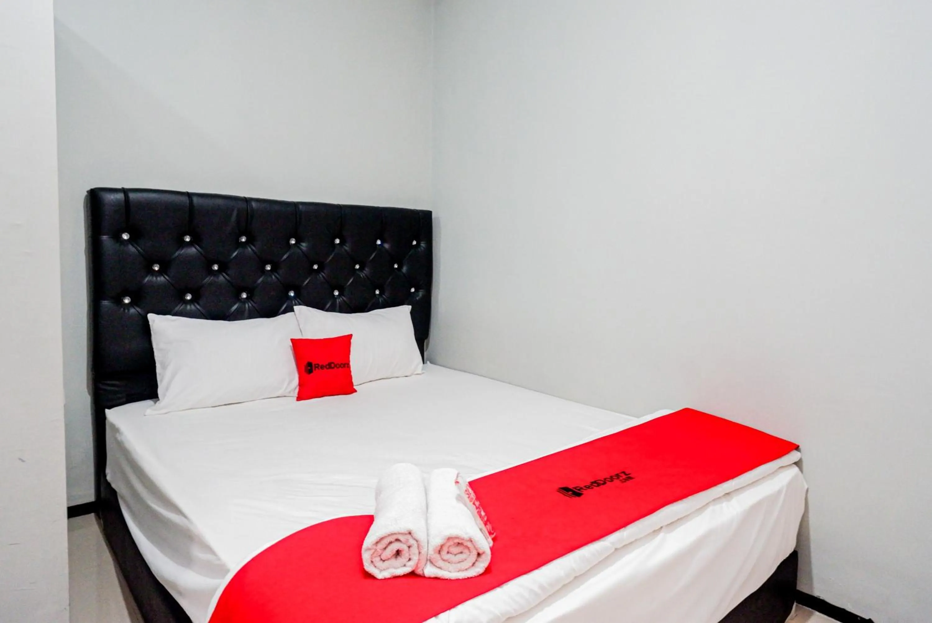 Bedroom, Bed in RedDoorz Plus @ Kalpataru