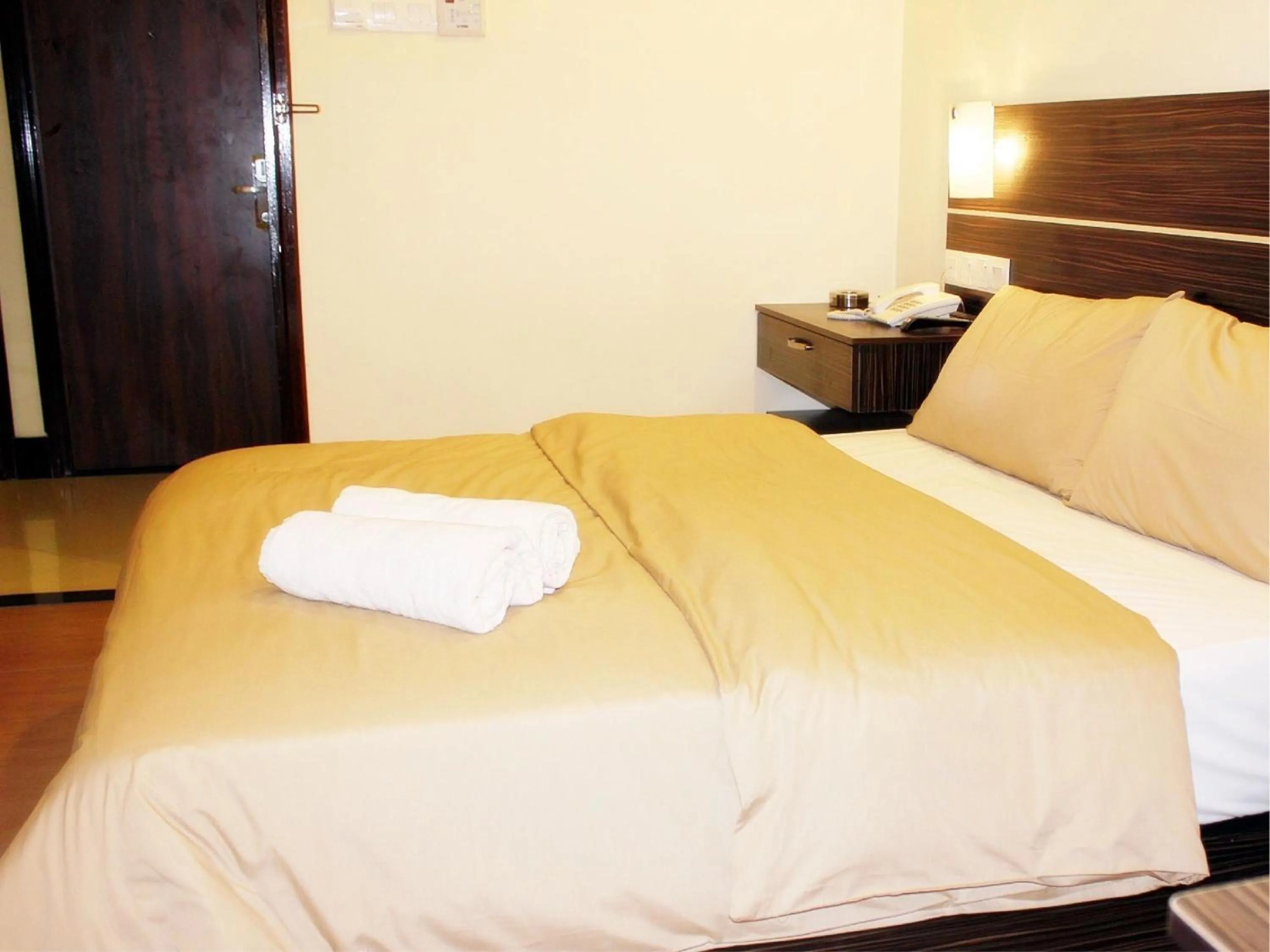 View (from property/room), Bed in GOLDEN PALACE