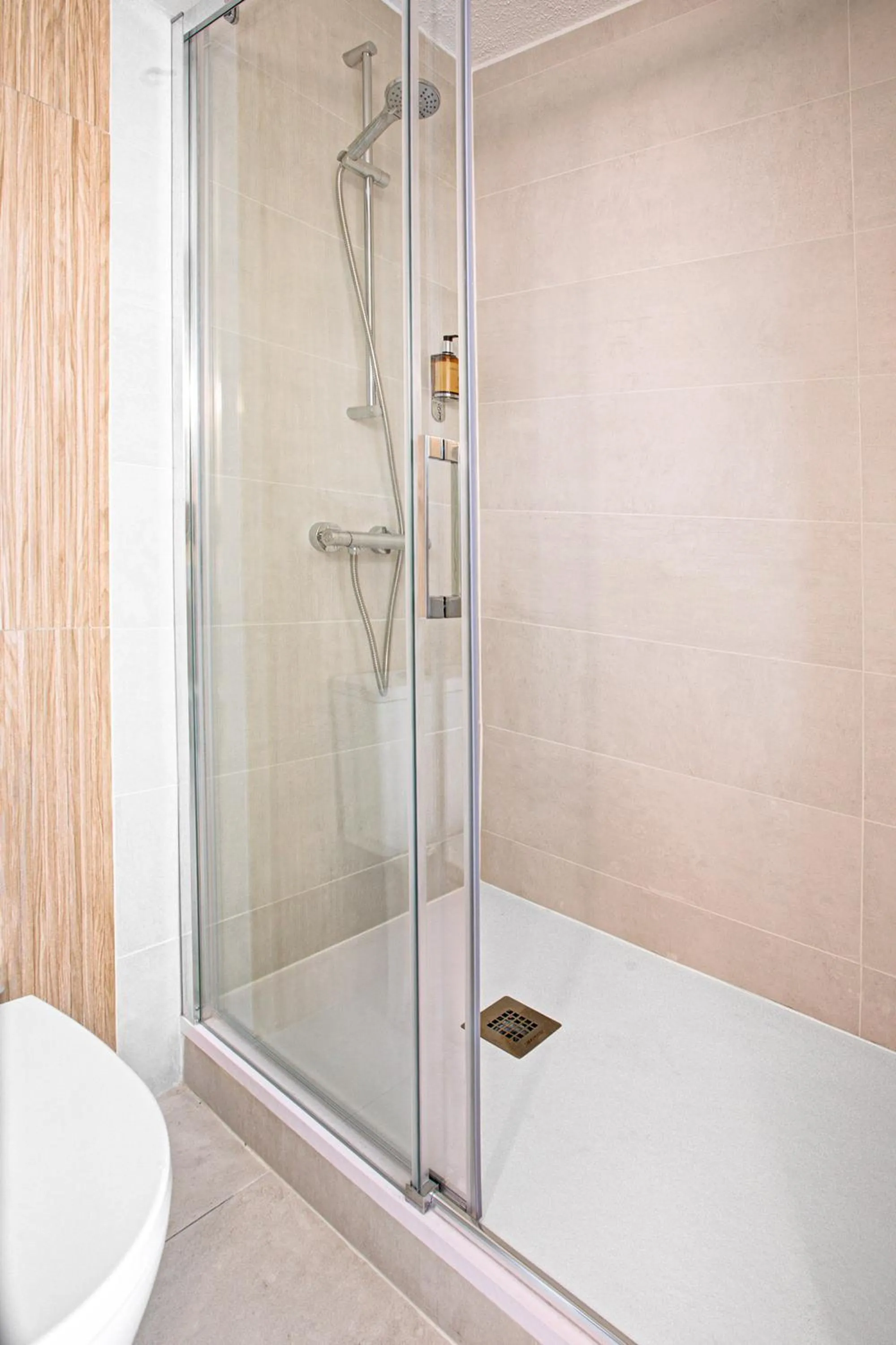 Shower in Hotel Centre Plage