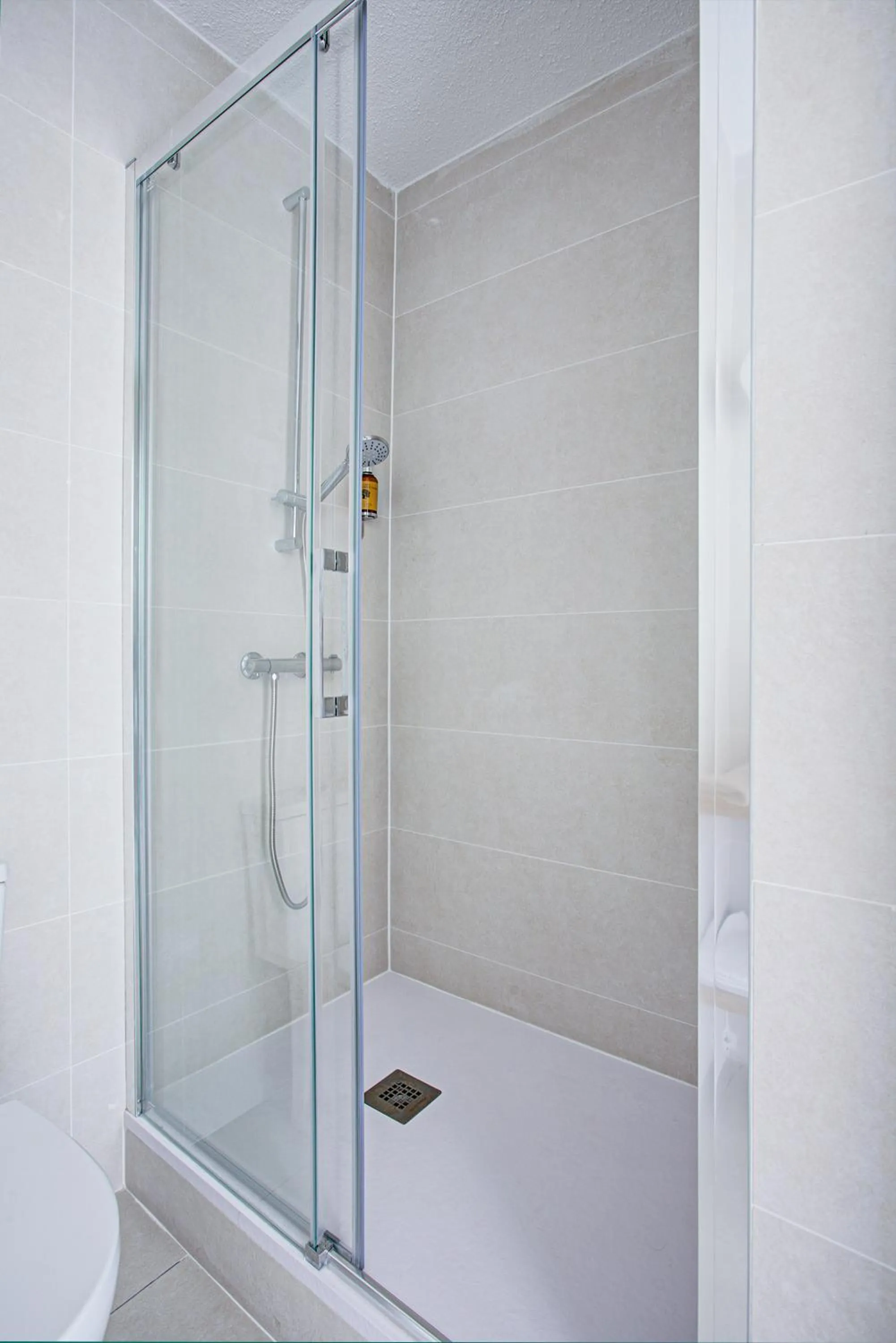 Shower in Hotel Centre Plage