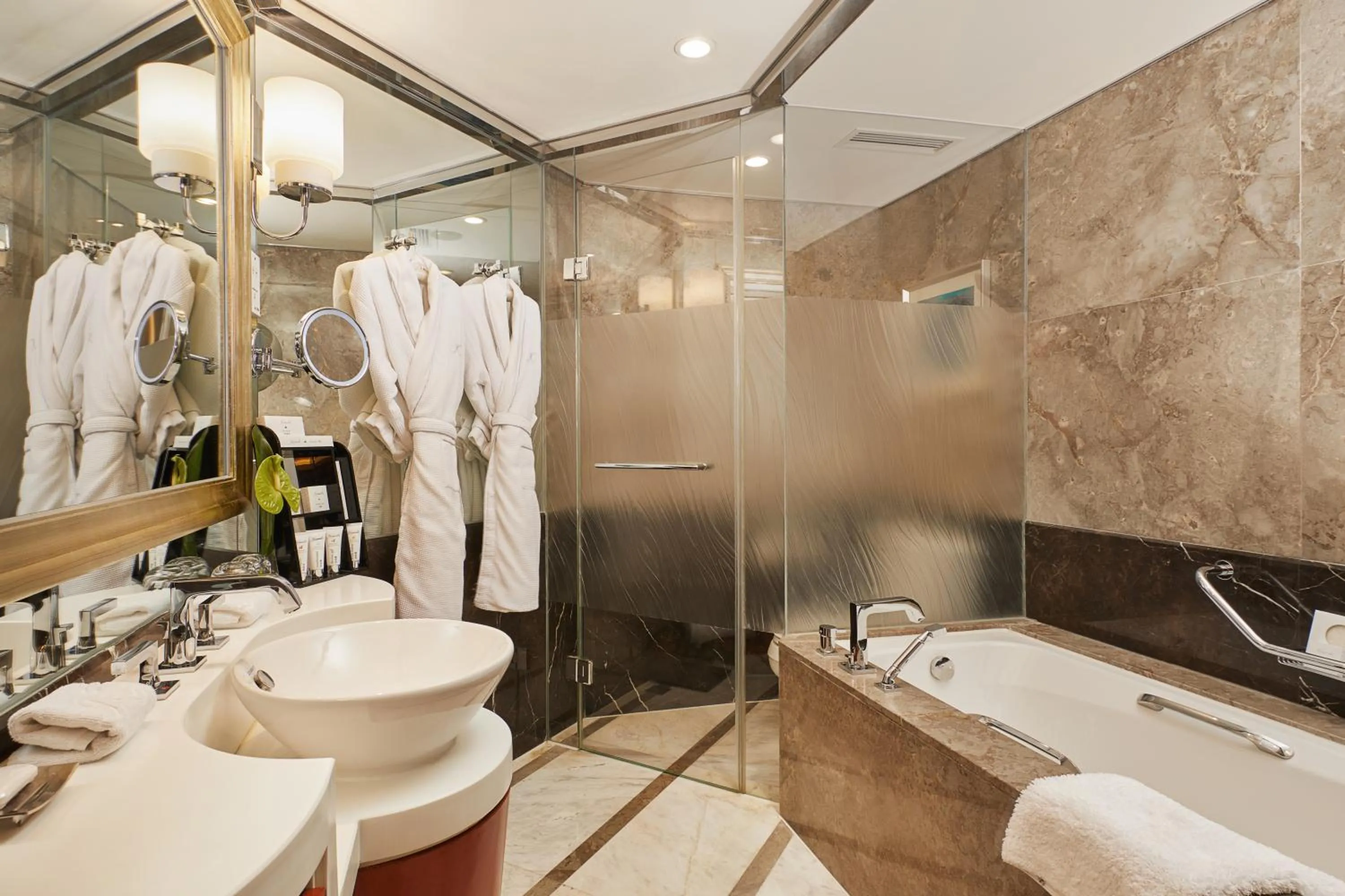 Shower, Bathroom in Grand Kempinski Hotel Shanghai