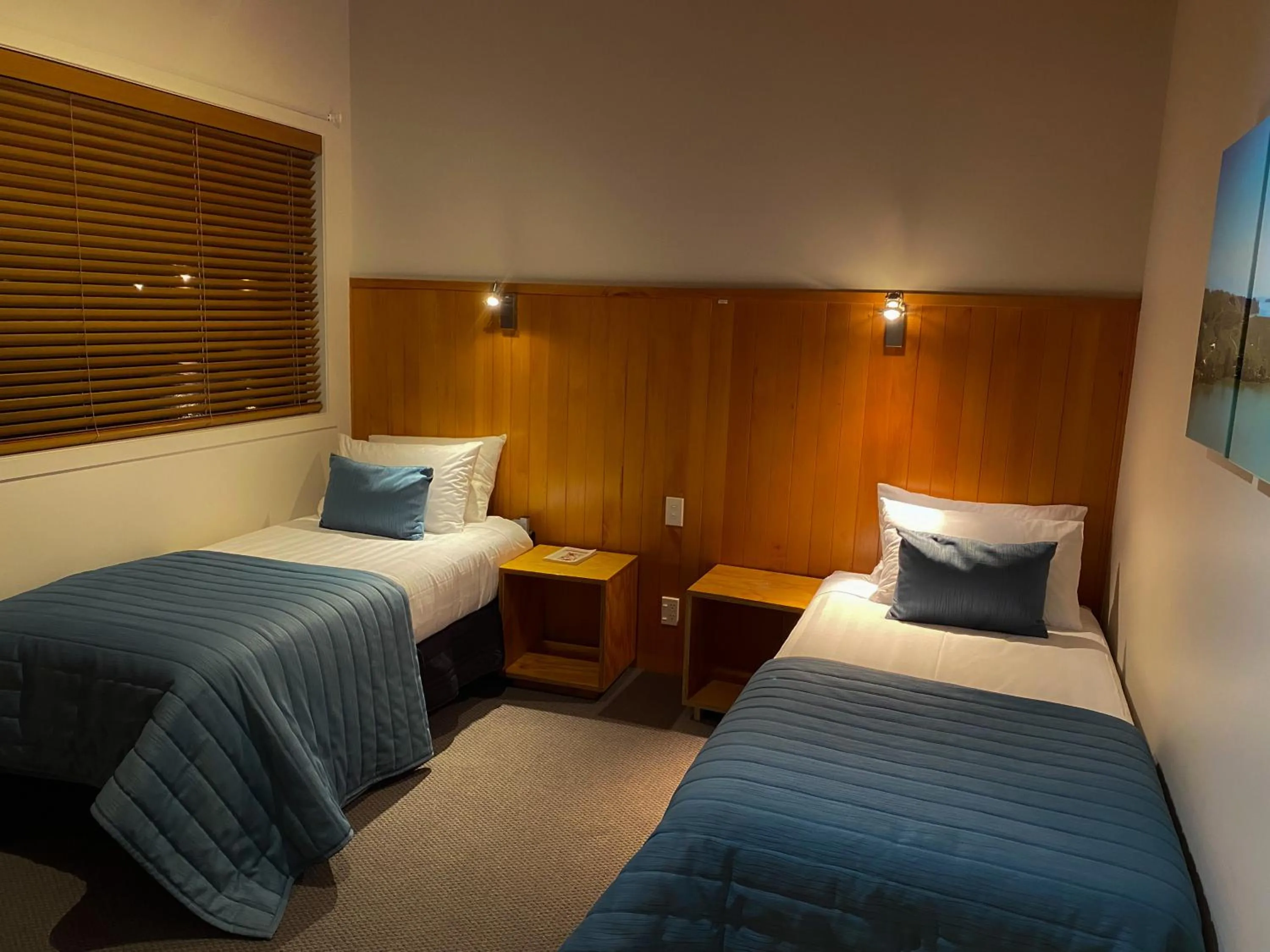 Bedroom, Bed in Waitomo Lodge