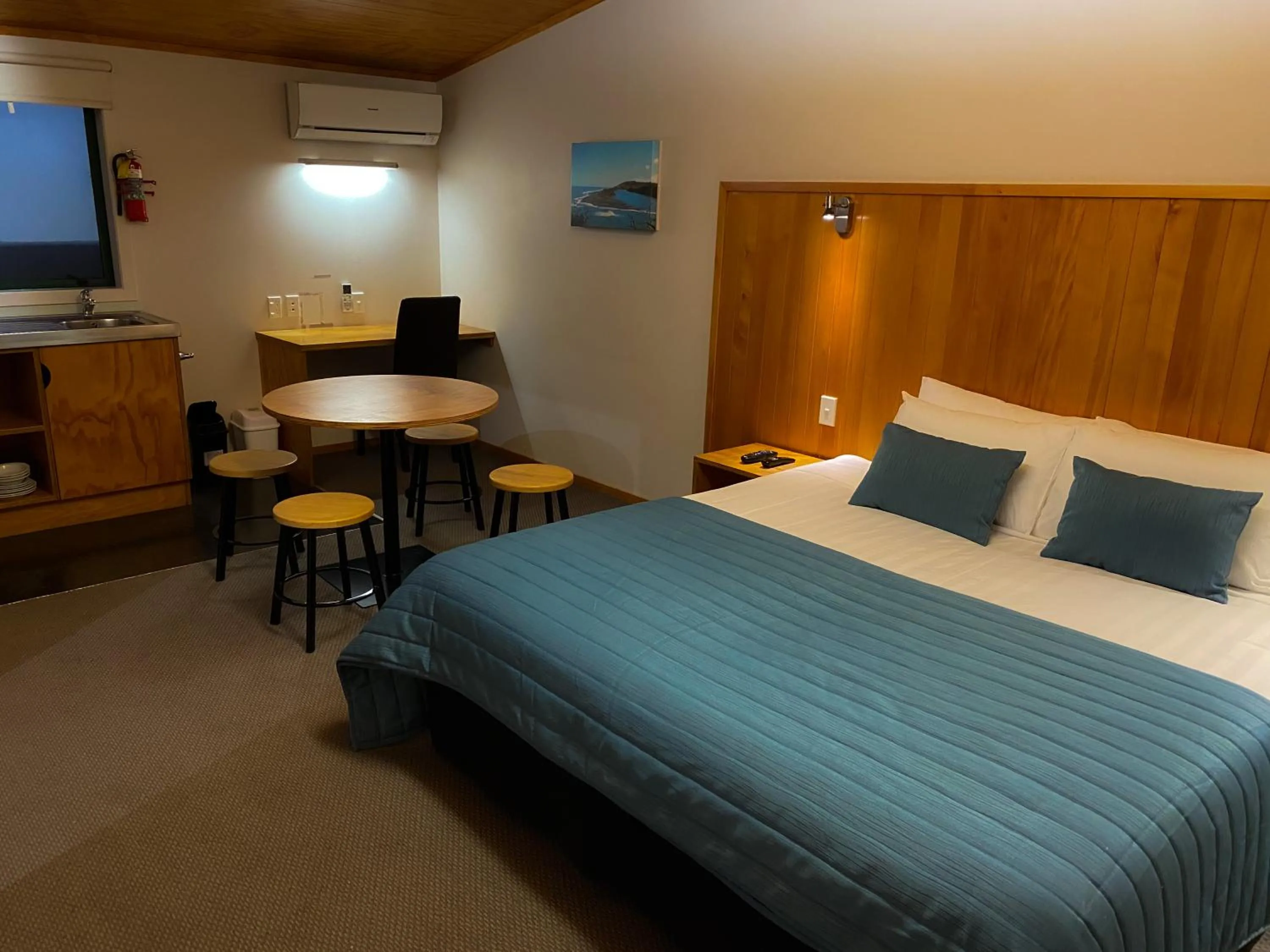 Bedroom, Bed in Waitomo Lodge