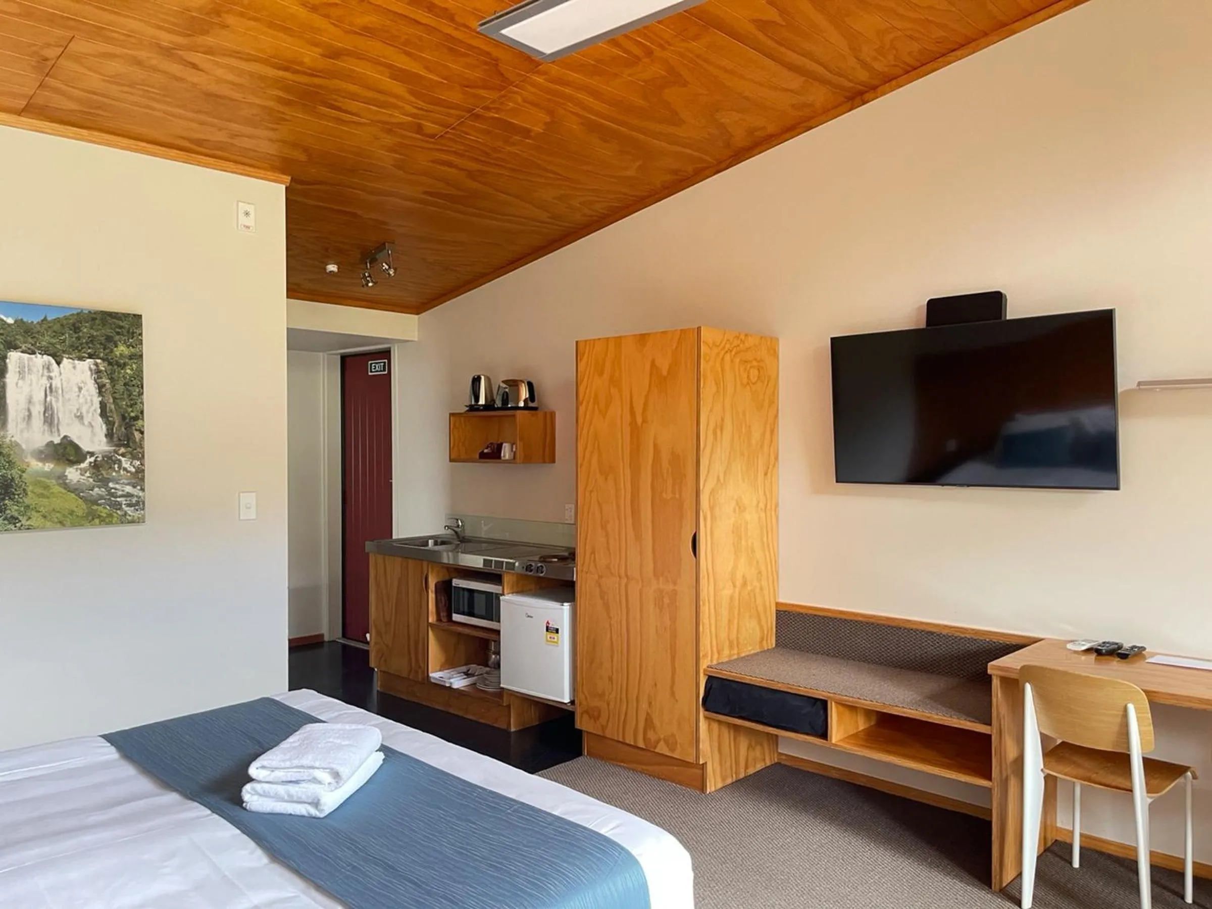 Bed in Waitomo Lodge