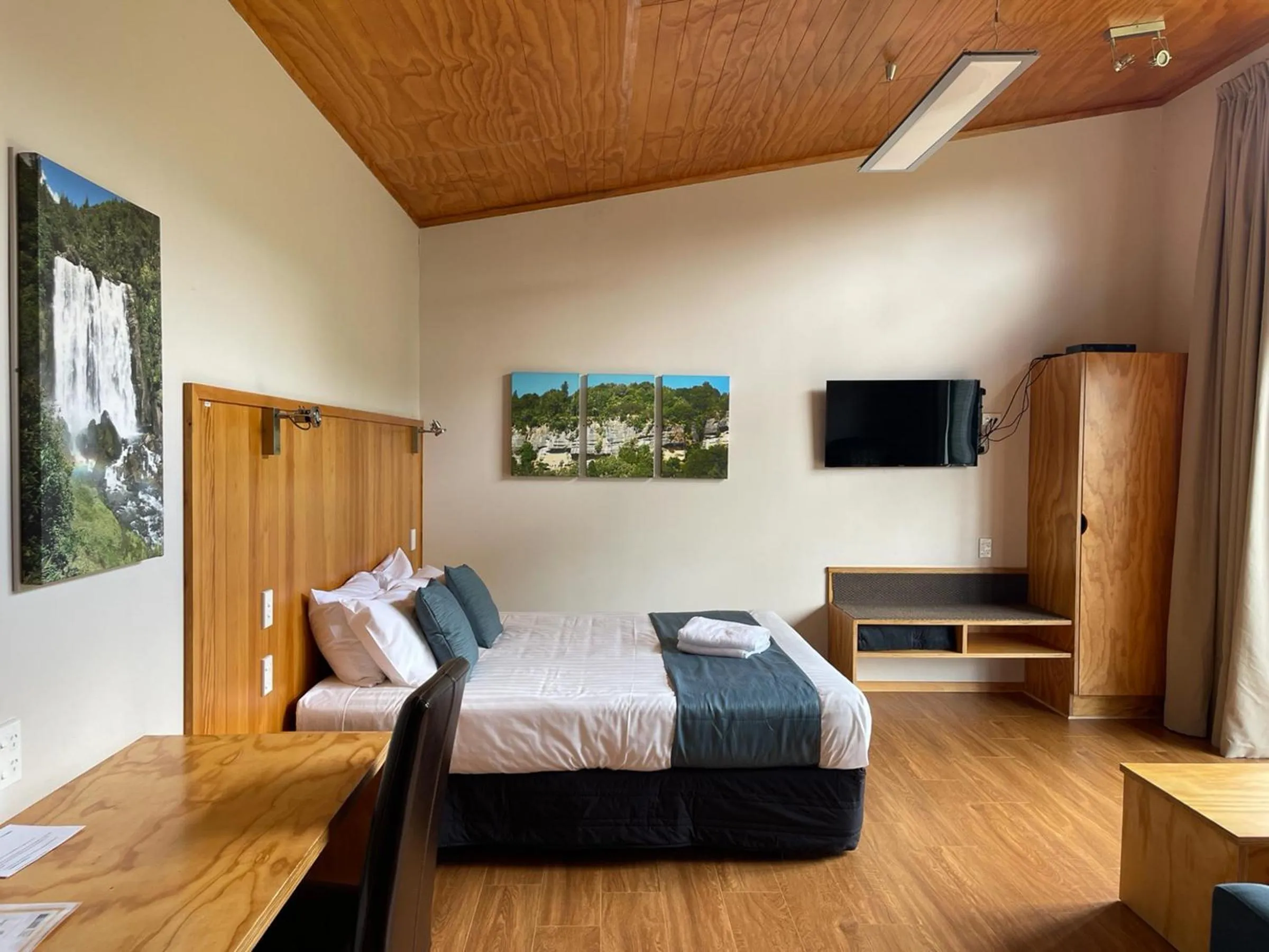 Bed in Waitomo Lodge