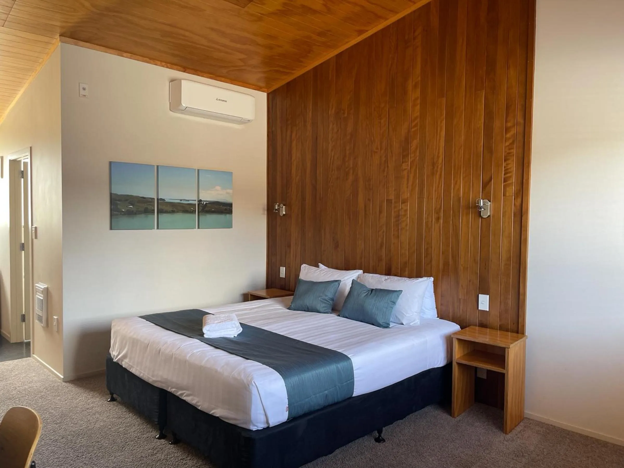 Bed in Waitomo Lodge