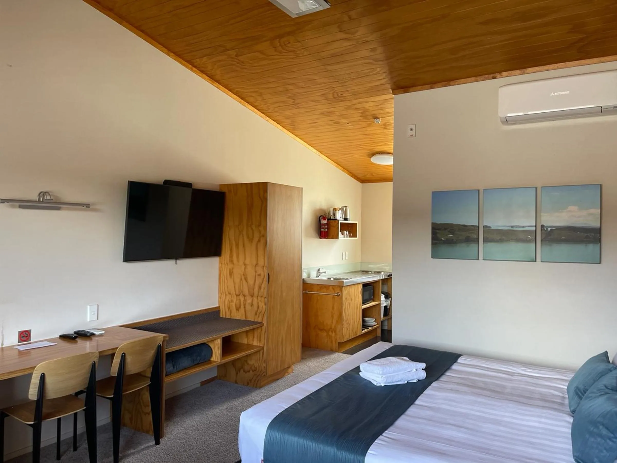 Bed in Waitomo Lodge