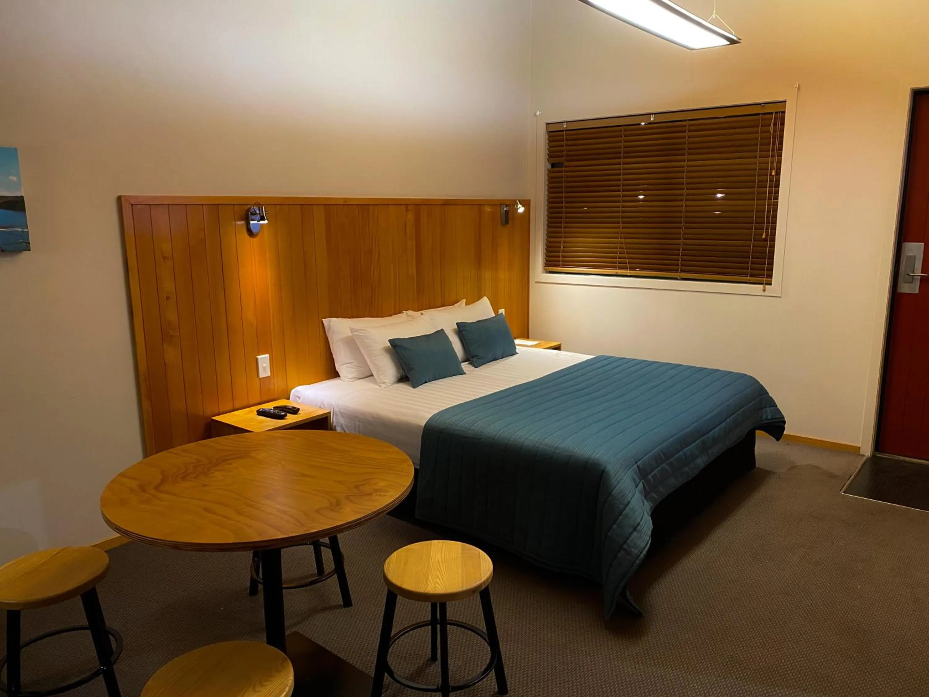 Bedroom, Bed in Waitomo Lodge