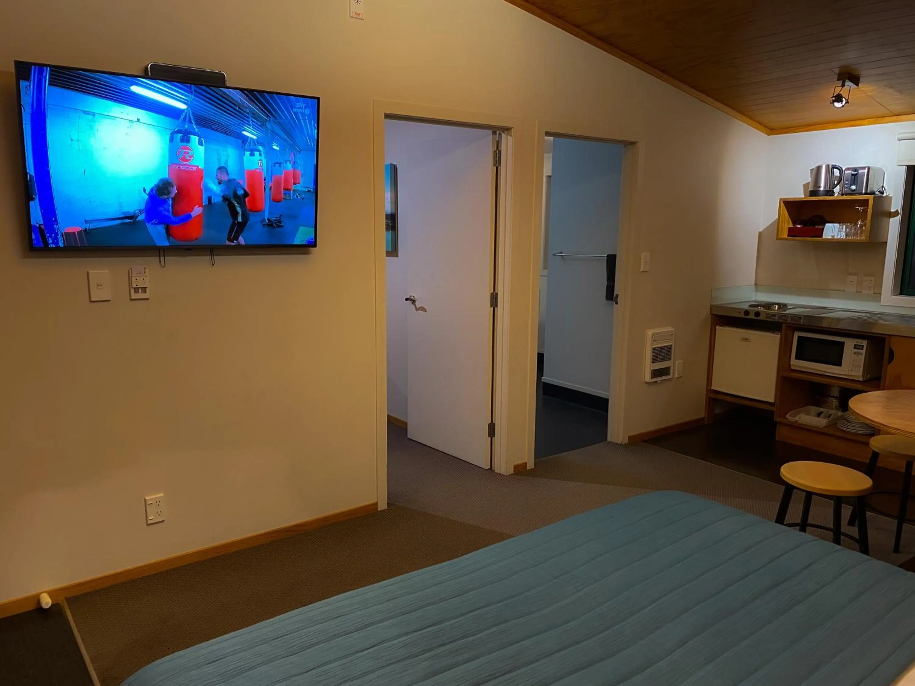 TV and multimedia, Bed in Waitomo Lodge