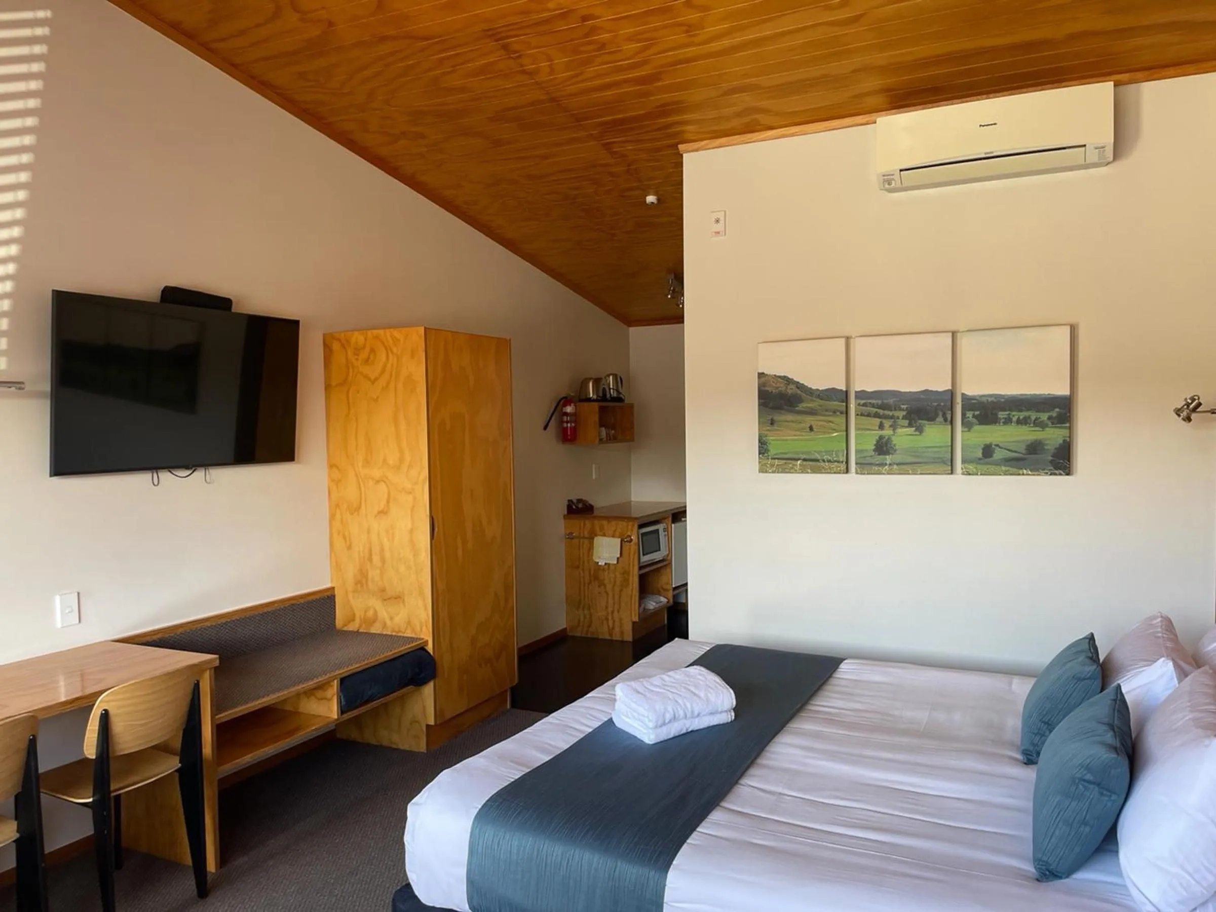 Bed in Waitomo Lodge