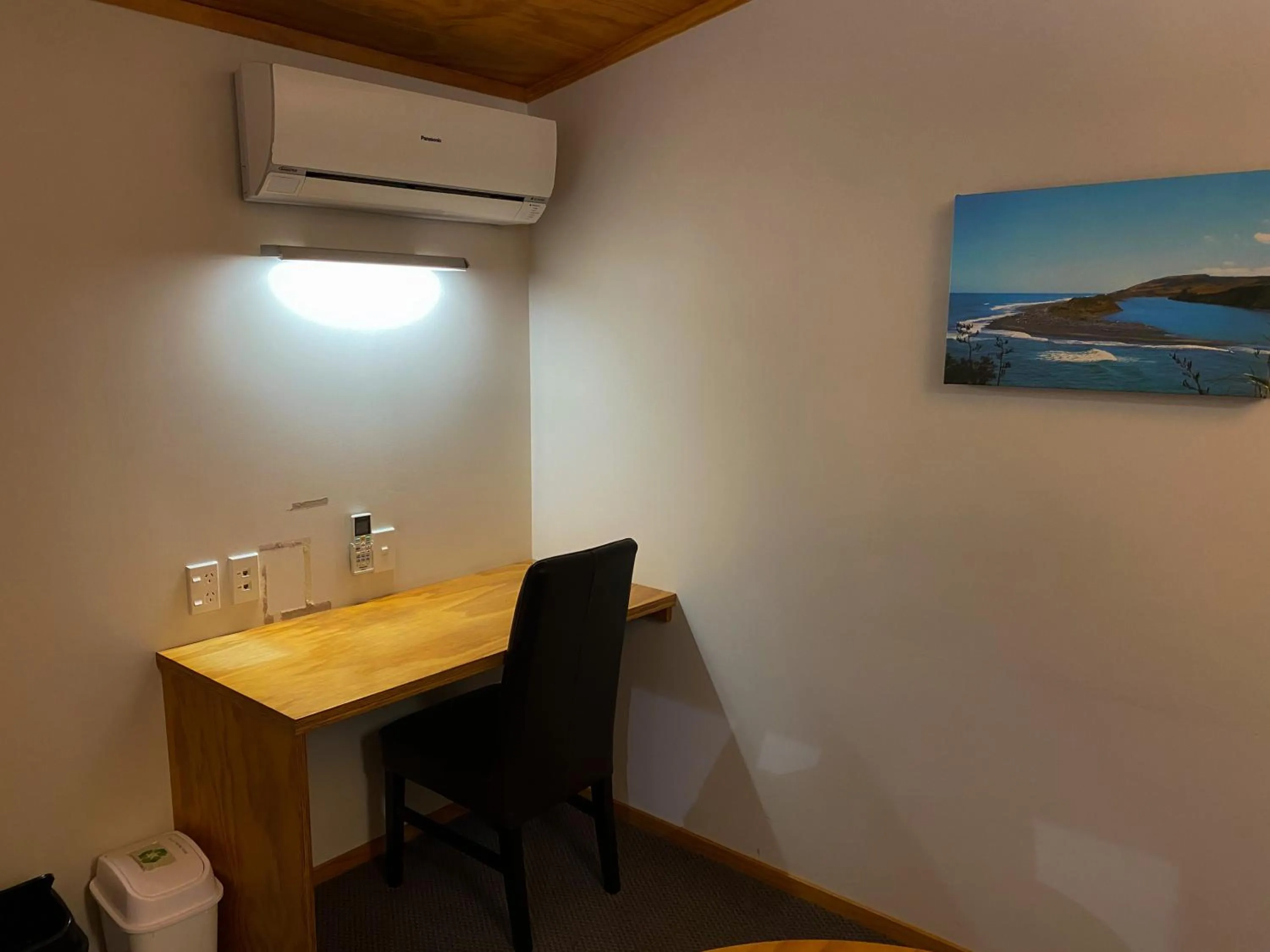 Communal lounge/ TV room in Waitomo Lodge