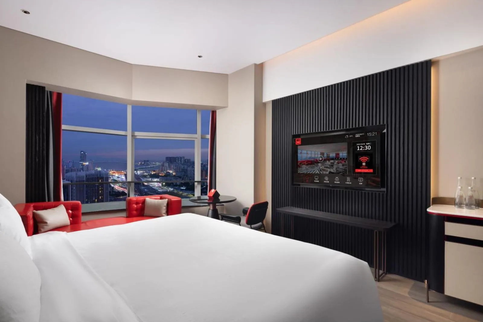 Bed in Radisson RED Hotel Zhuhai Gongbei Port