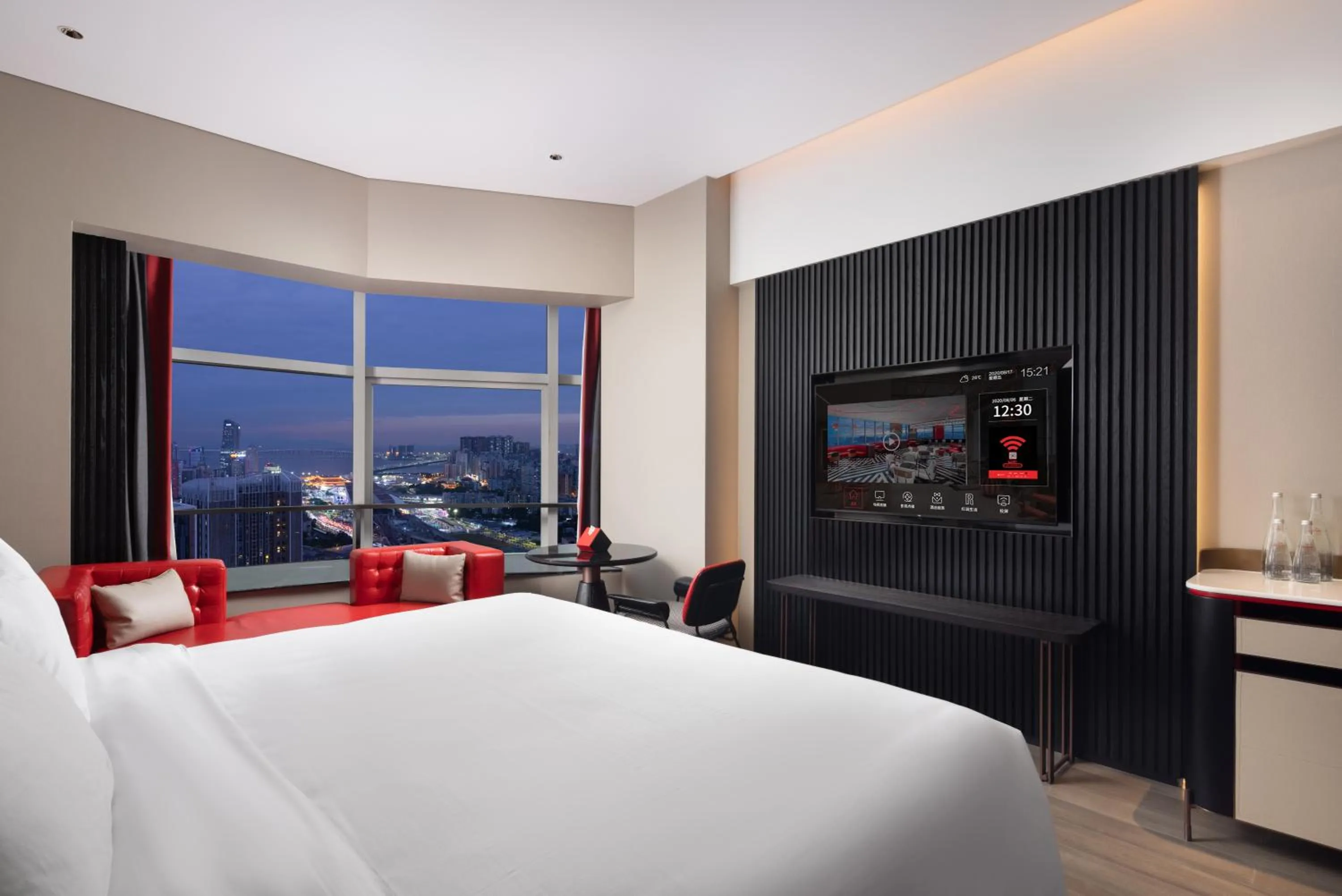 Bed in Radisson RED Hotel Zhuhai Gongbei Port