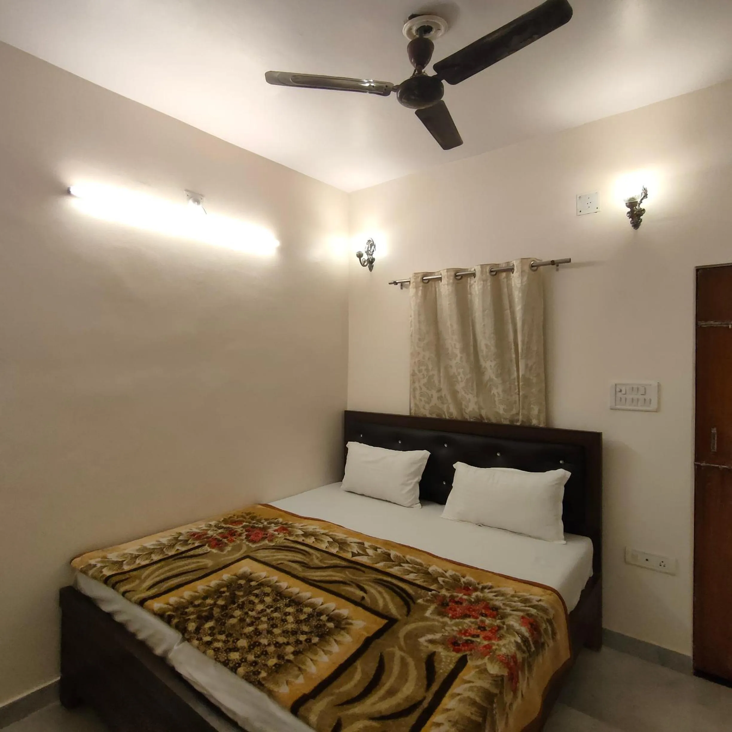 Bed in Hotel Shannti Inn