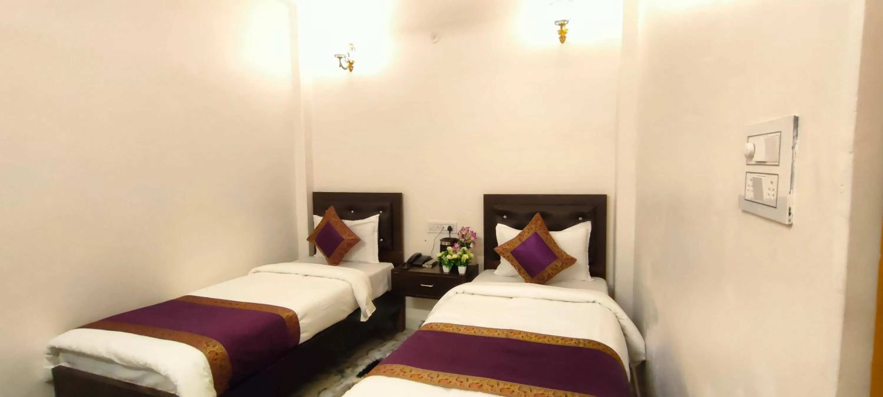 Bed in Hotel Shannti Inn