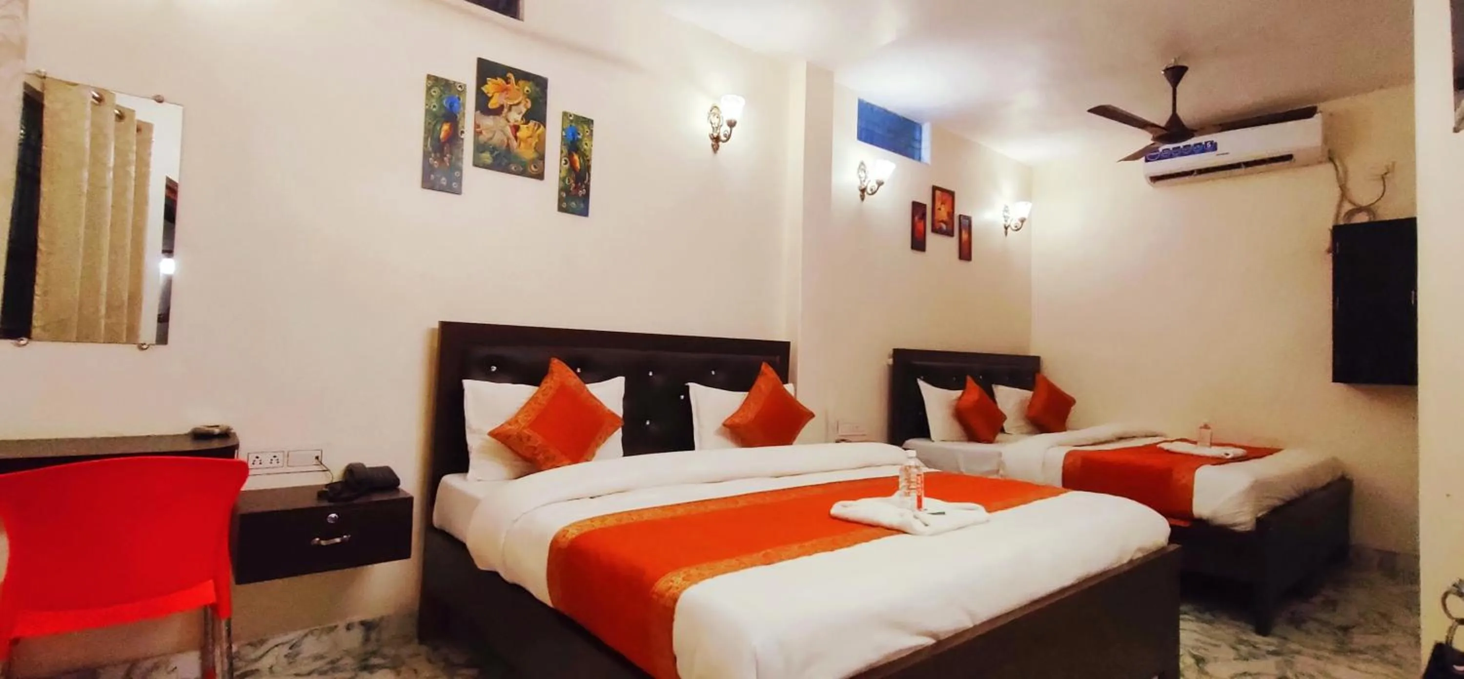 Bed in Hotel Shannti Inn