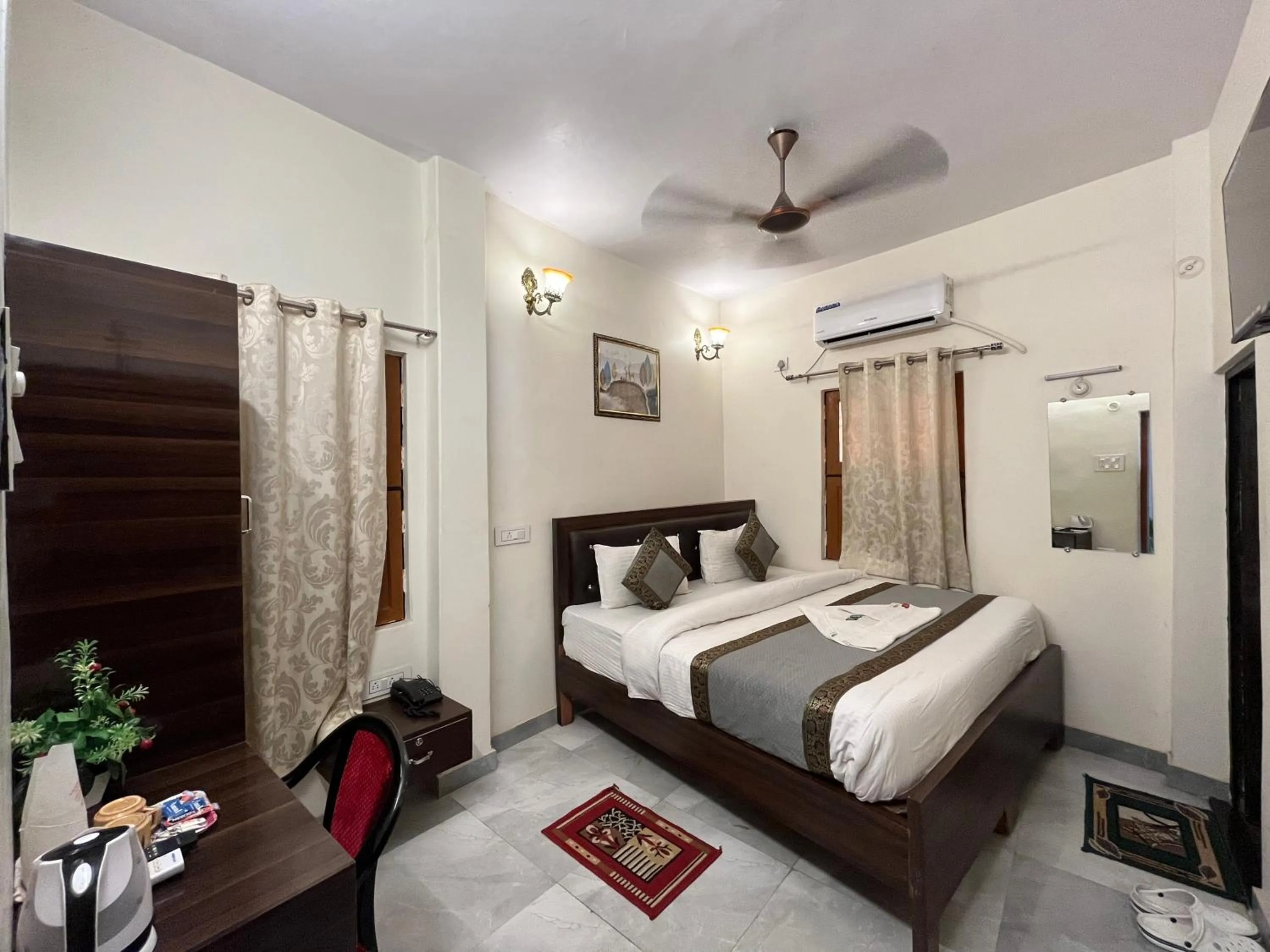 Bed in Hotel Shannti Inn