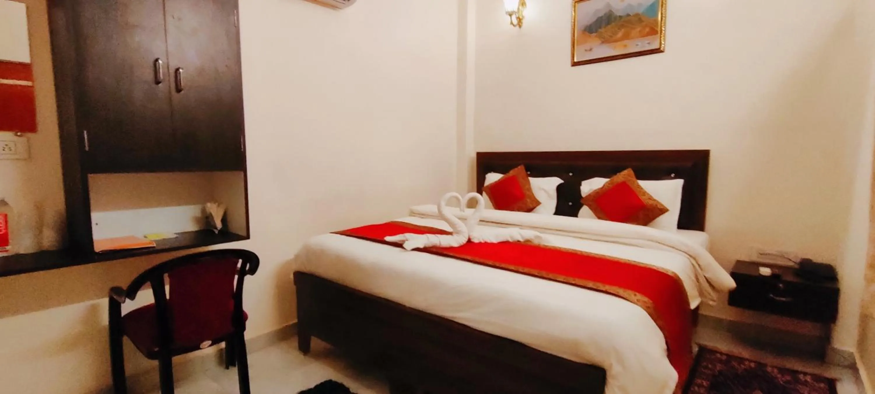 Photo of the whole room, Bed in Hotel Shannti Inn