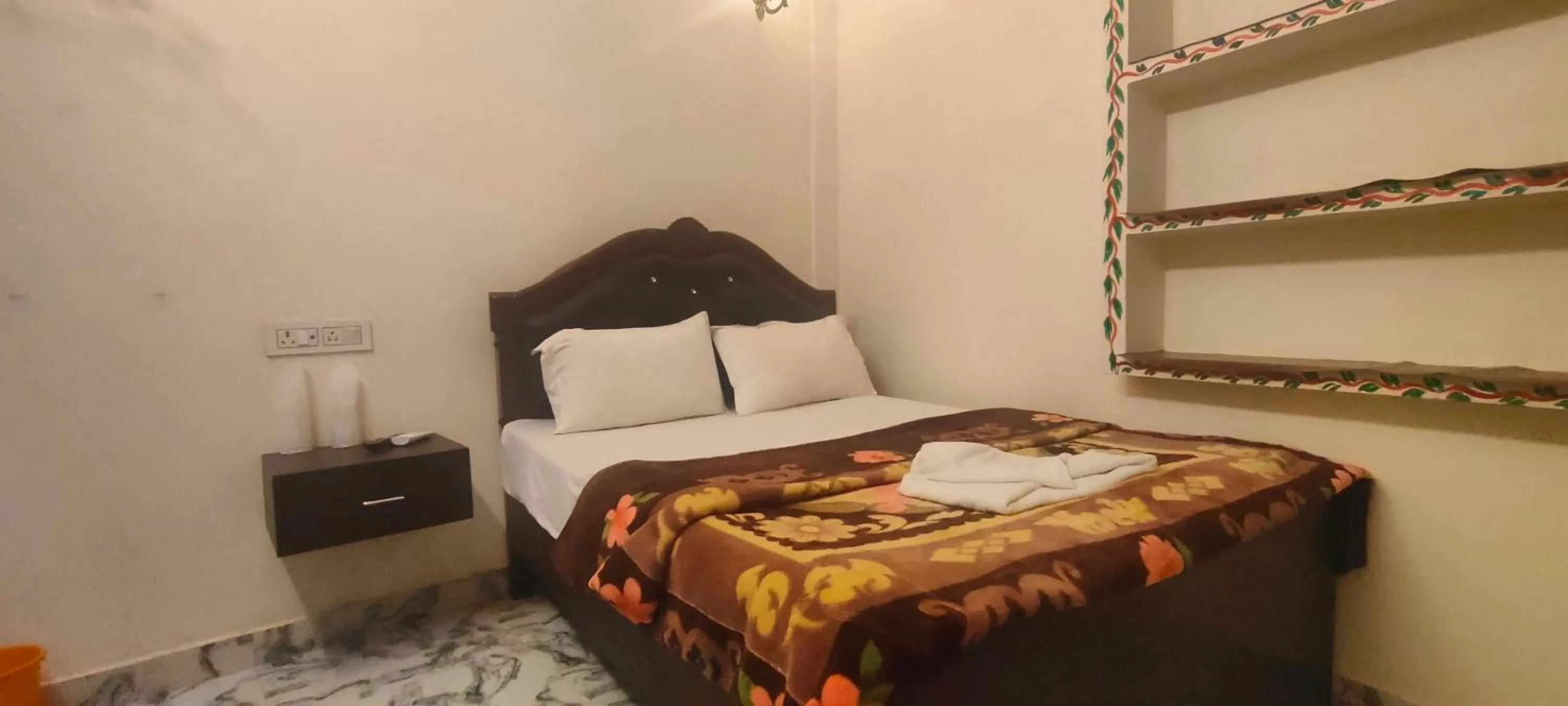 Bed in Hotel Shannti Inn