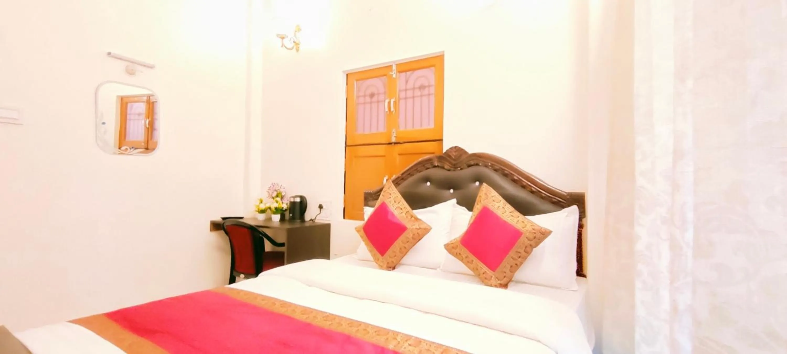 Bed in Hotel Shannti Inn