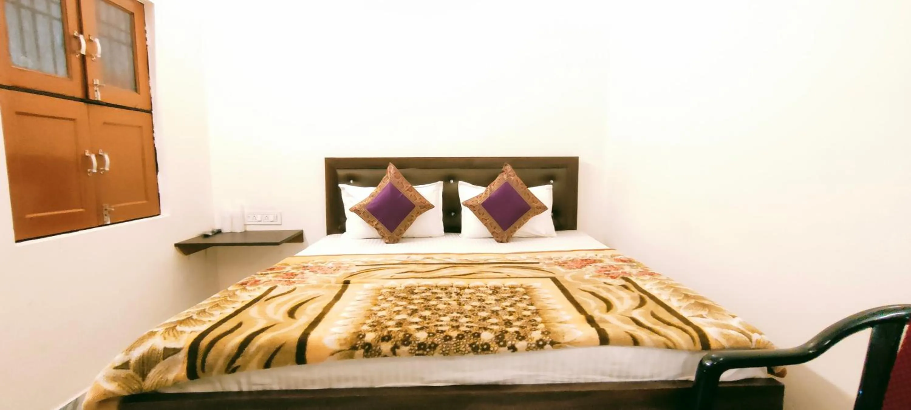 Bed in Hotel Shannti Inn