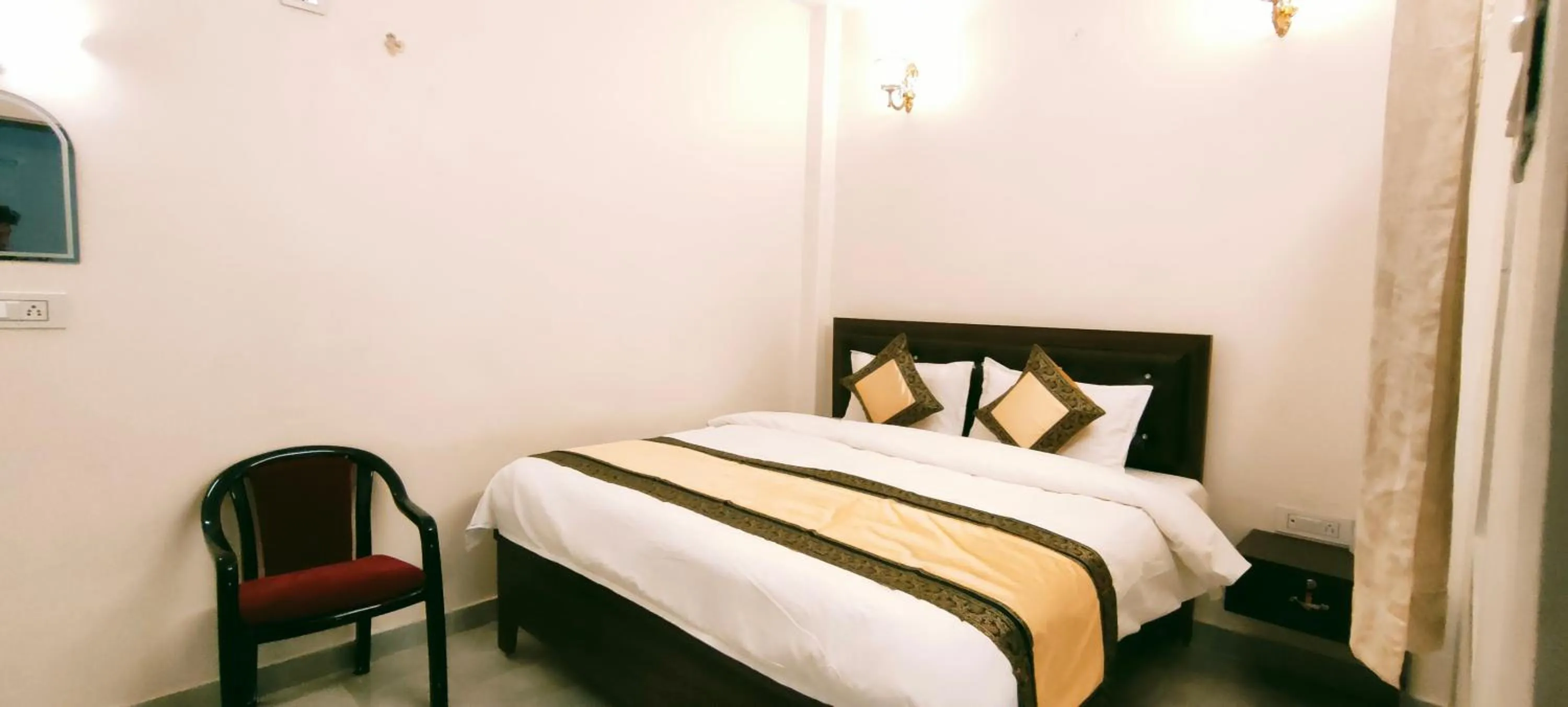 Bed in Hotel Shannti Inn