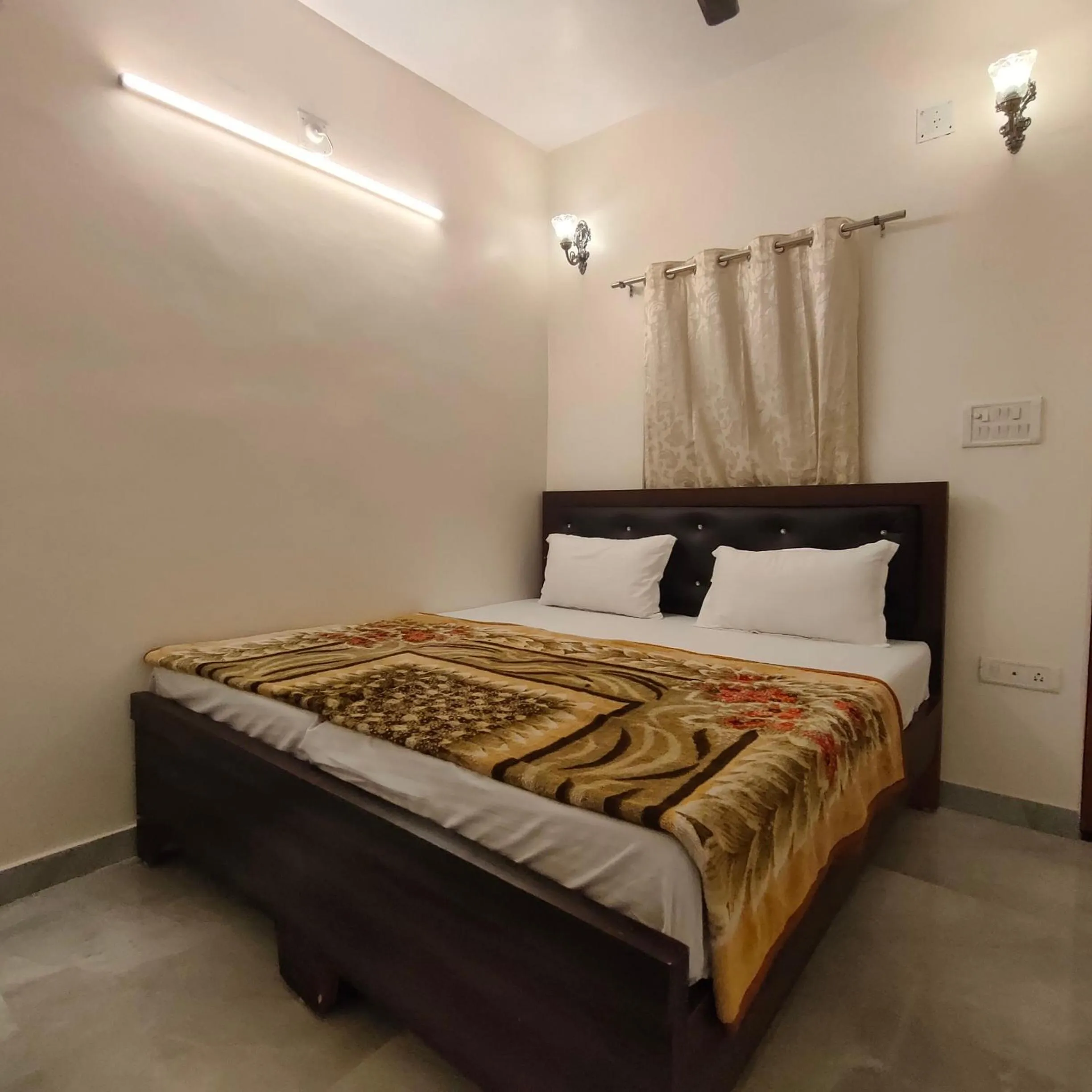 Bed in Hotel Shannti Inn