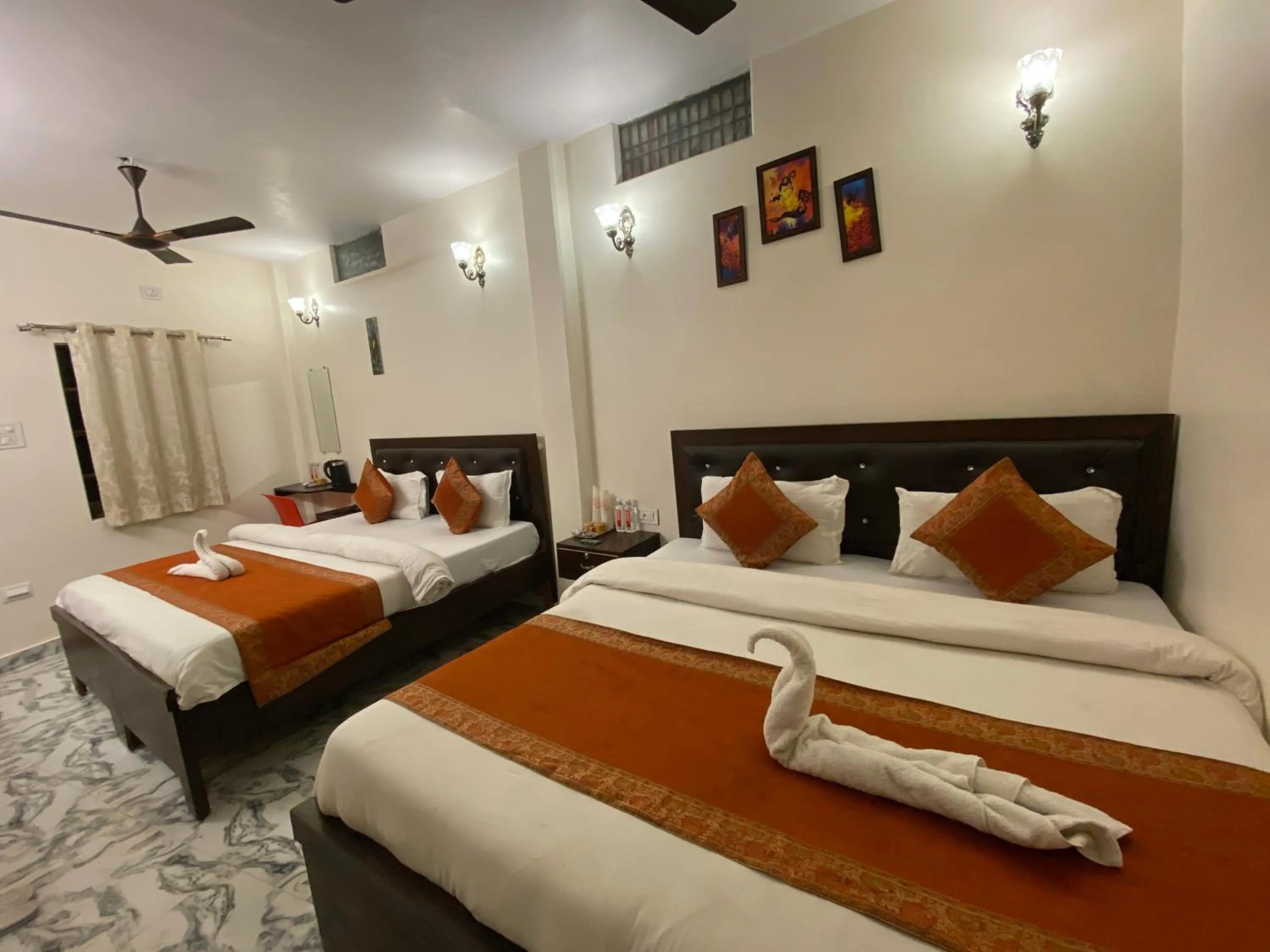 Bed in Hotel Shannti Inn