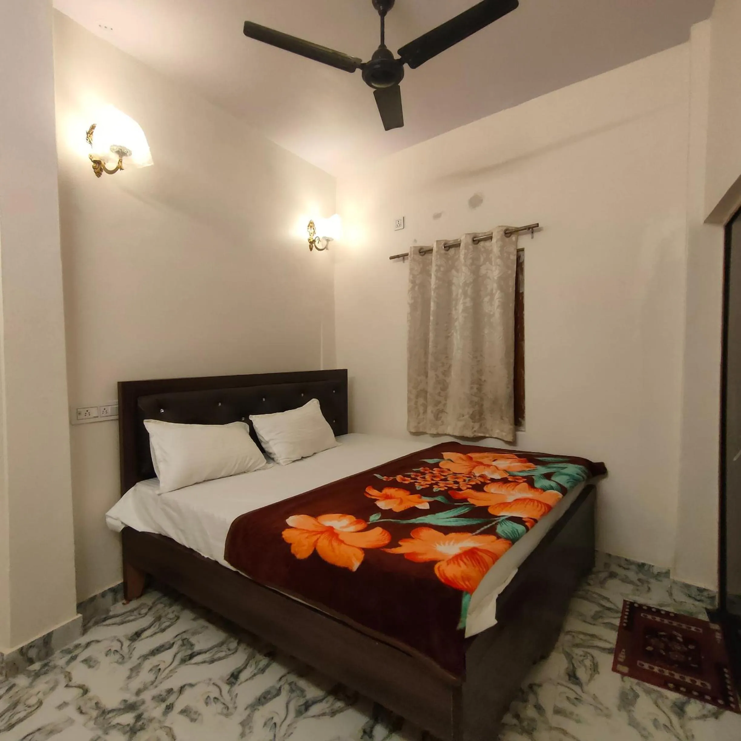 Photo of the whole room, Bed in Hotel Shannti Inn