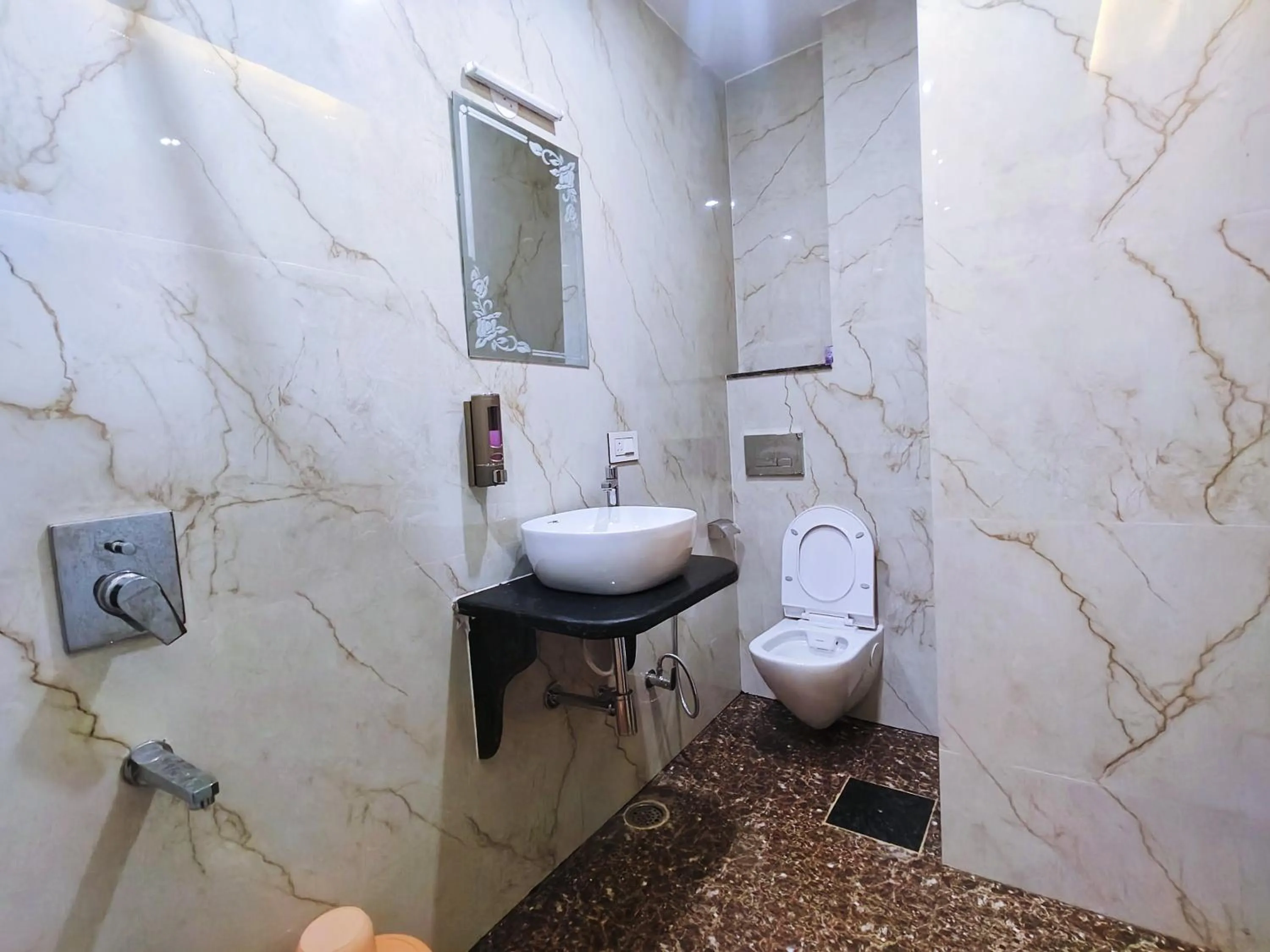 Shower in Hotel Shannti Inn