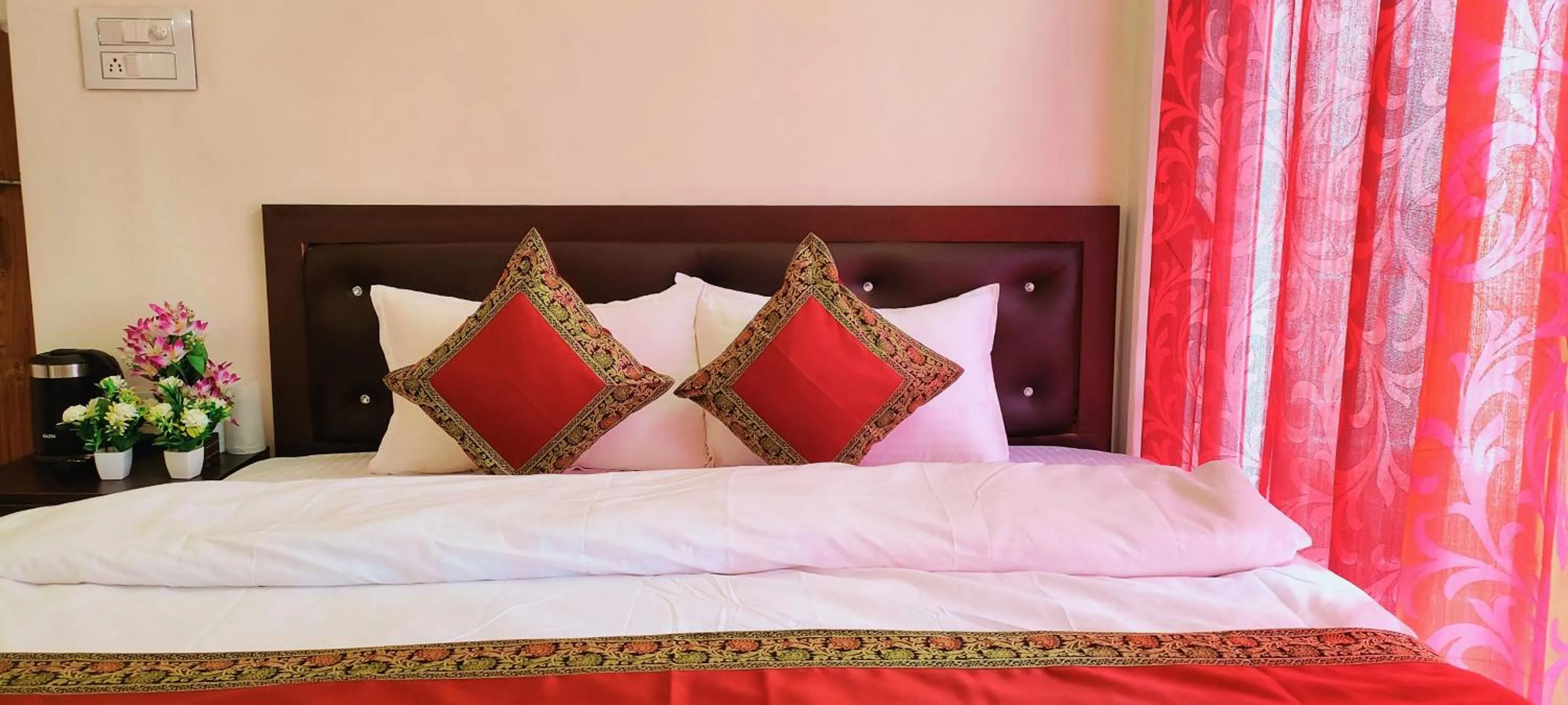 Photo of the whole room, Bed in Hotel Shannti Inn