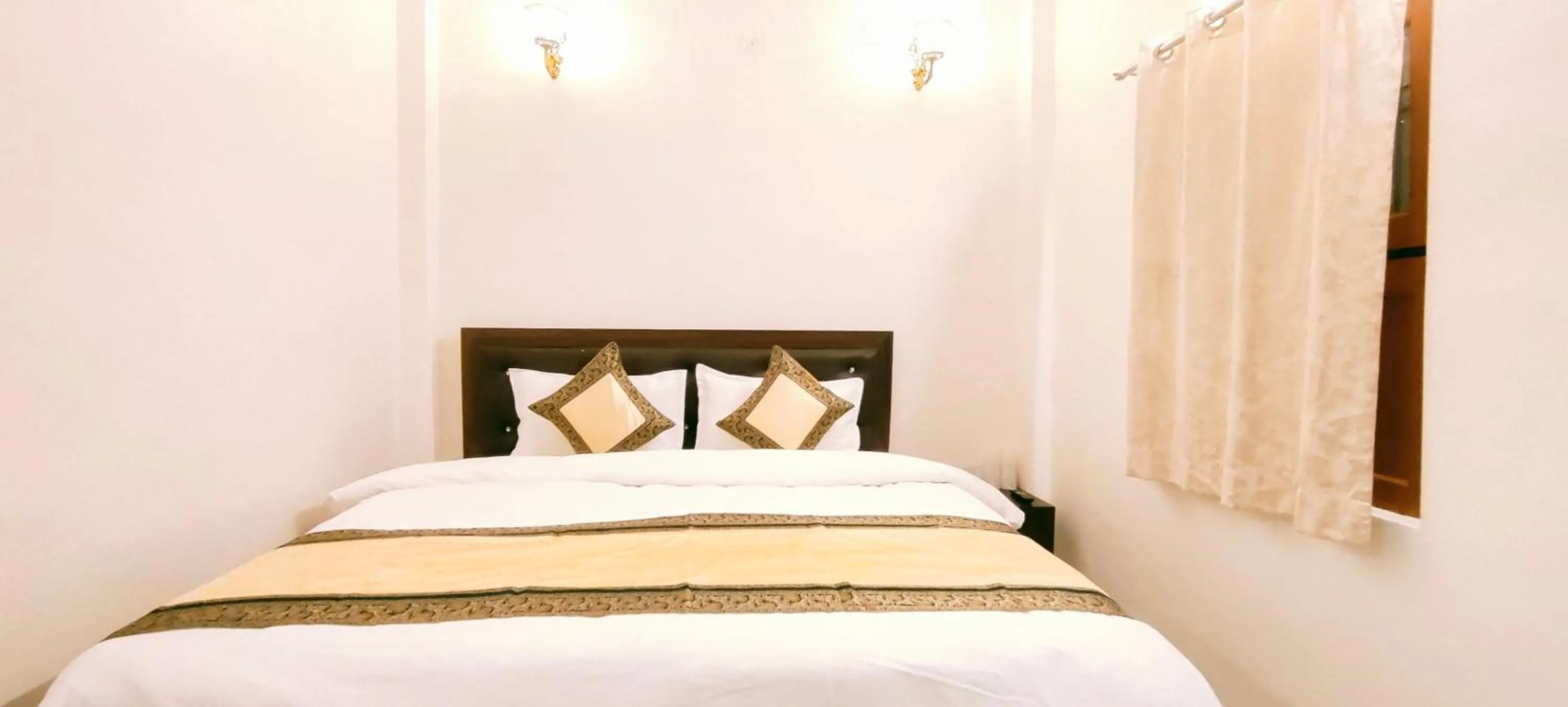 Bed in Hotel Shannti Inn