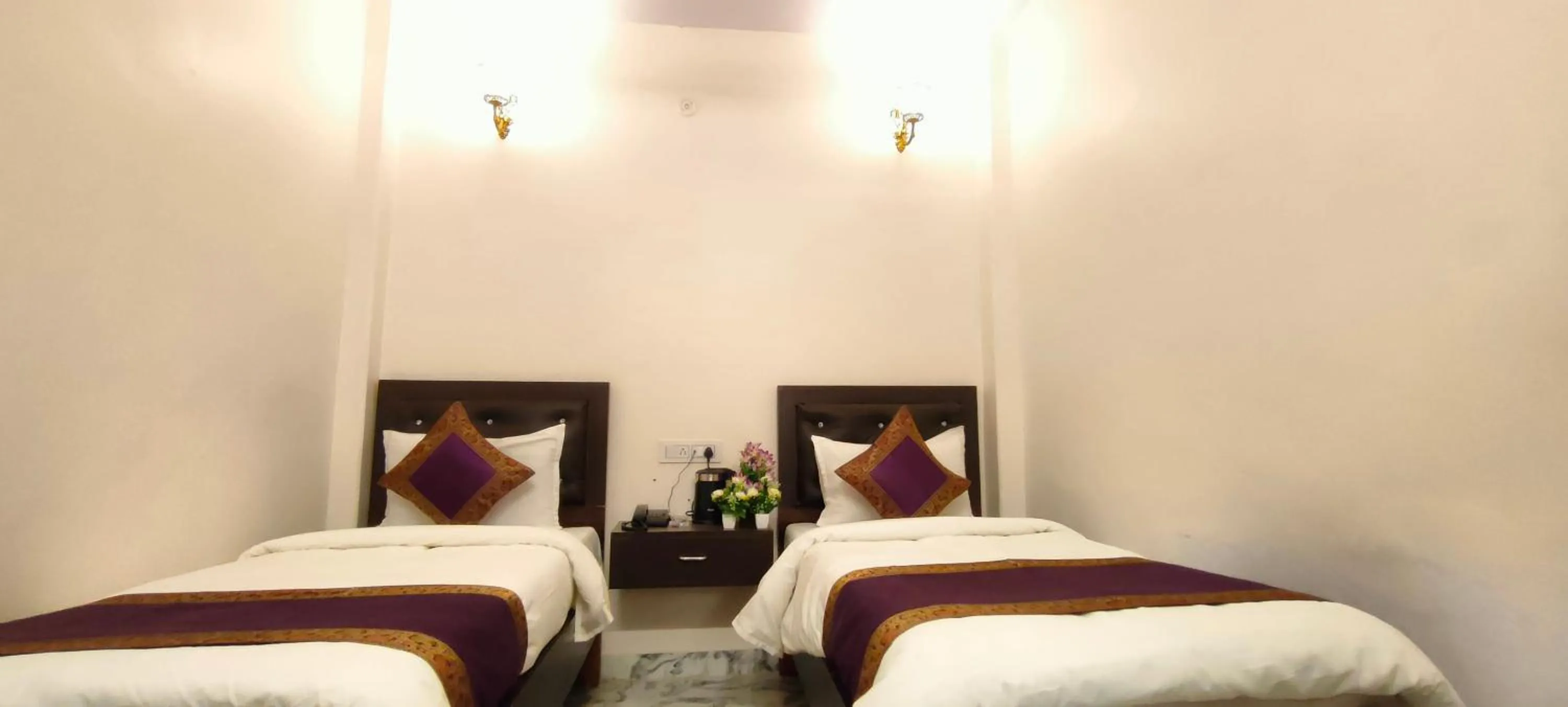 Bed in Hotel Shannti Inn