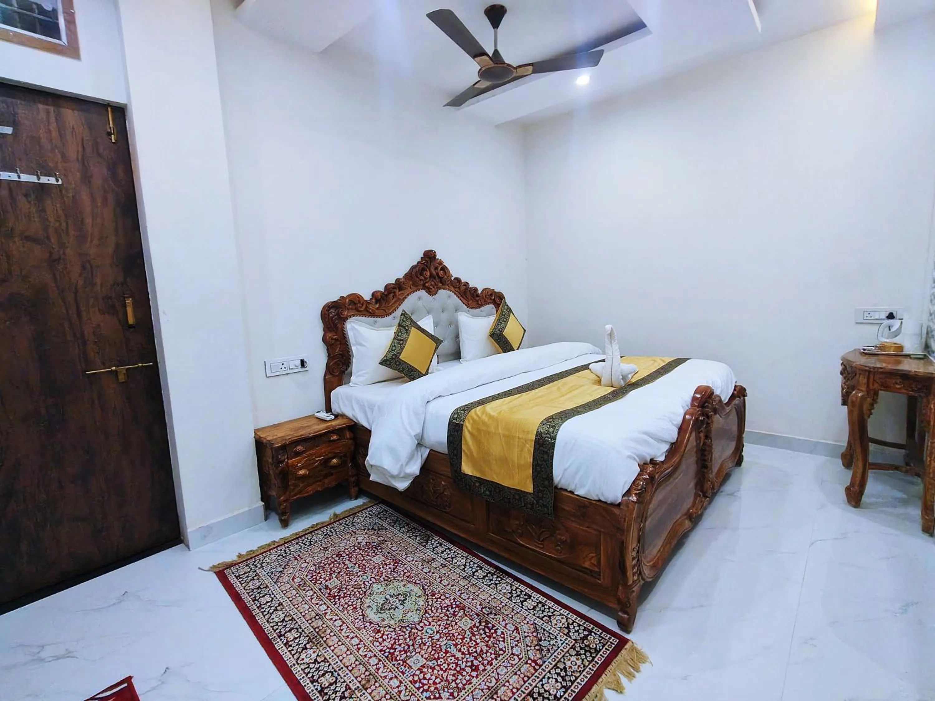 Bed in Hotel Shannti Inn