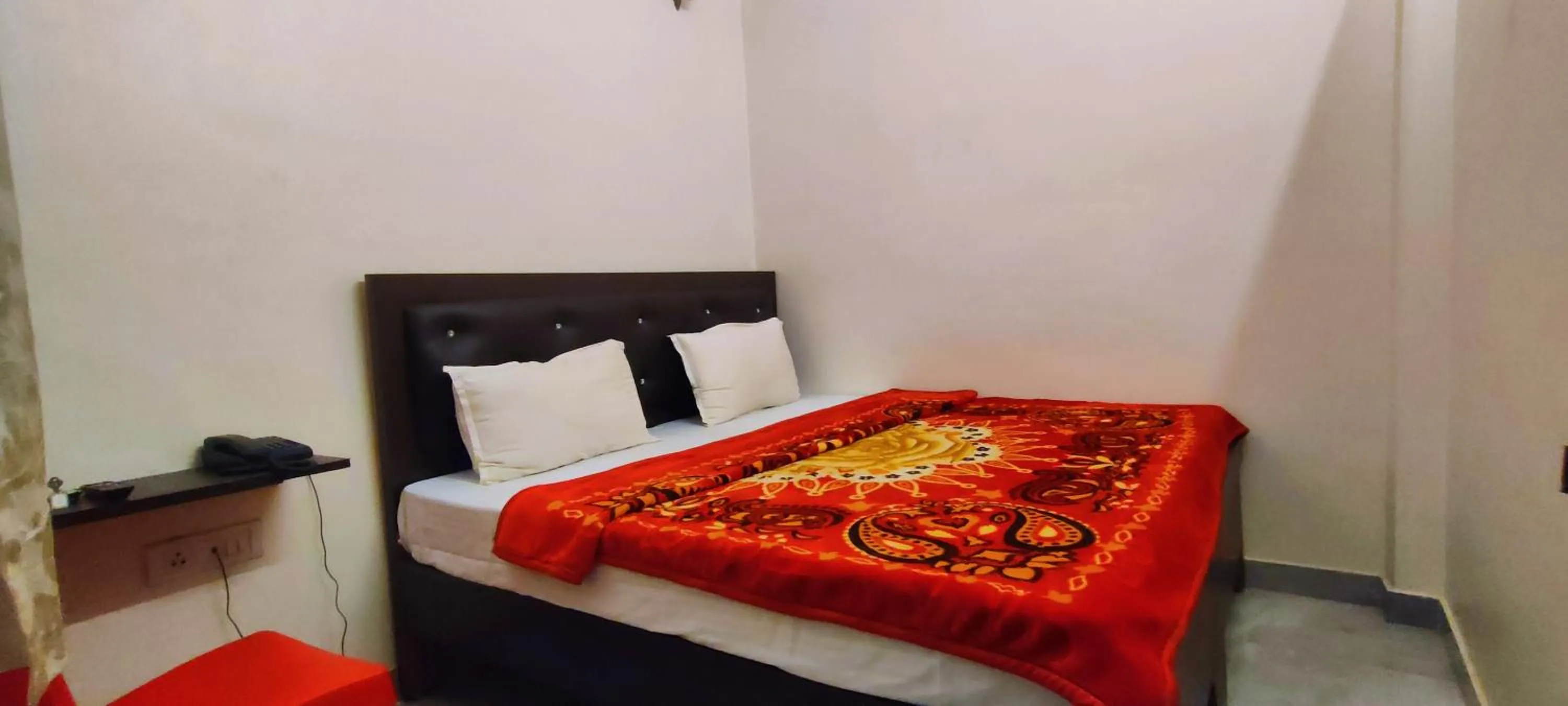 Photo of the whole room, Bed in Hotel Shannti Inn