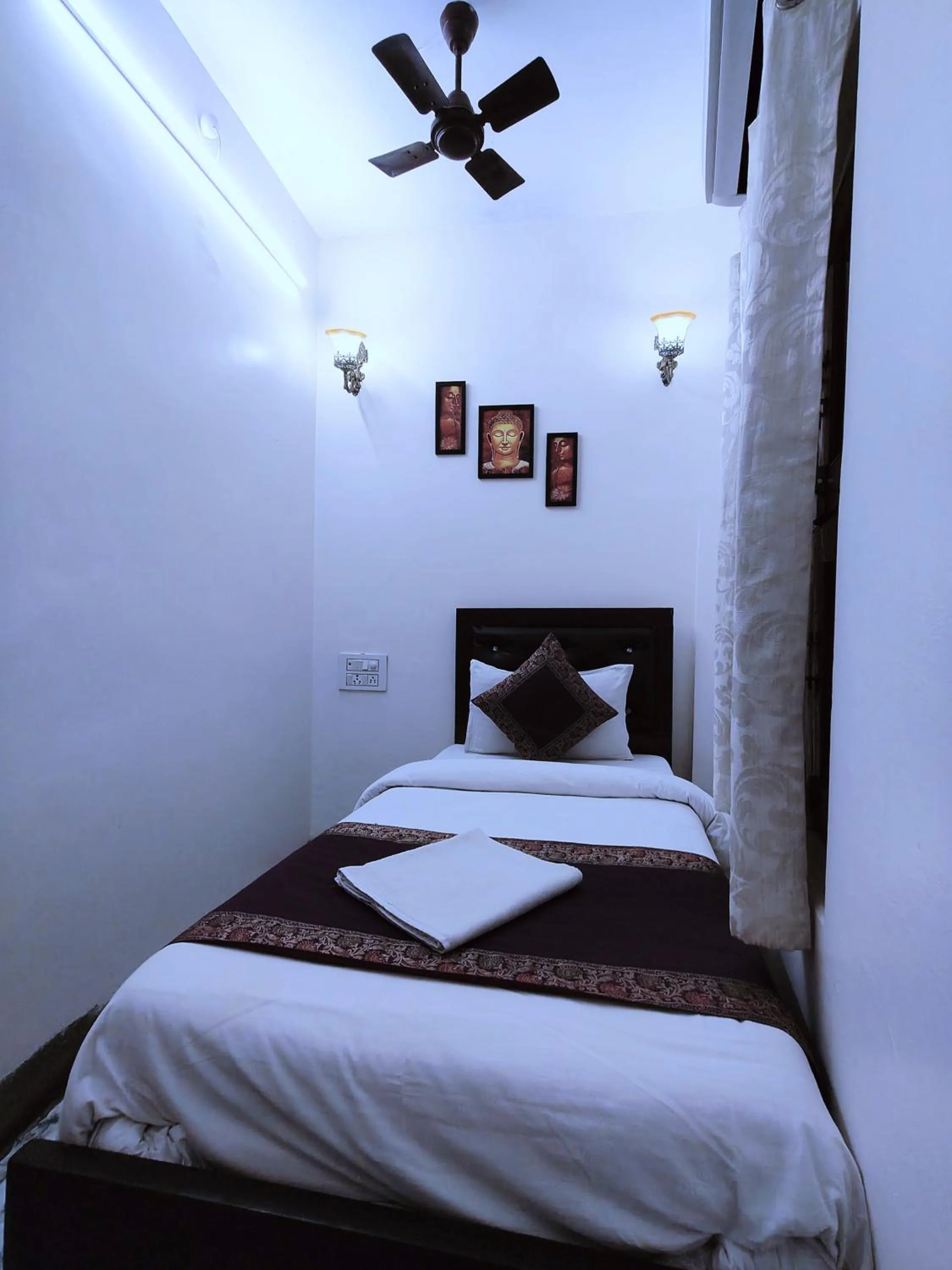 Photo of the whole room, Bed in Hotel Shannti Inn