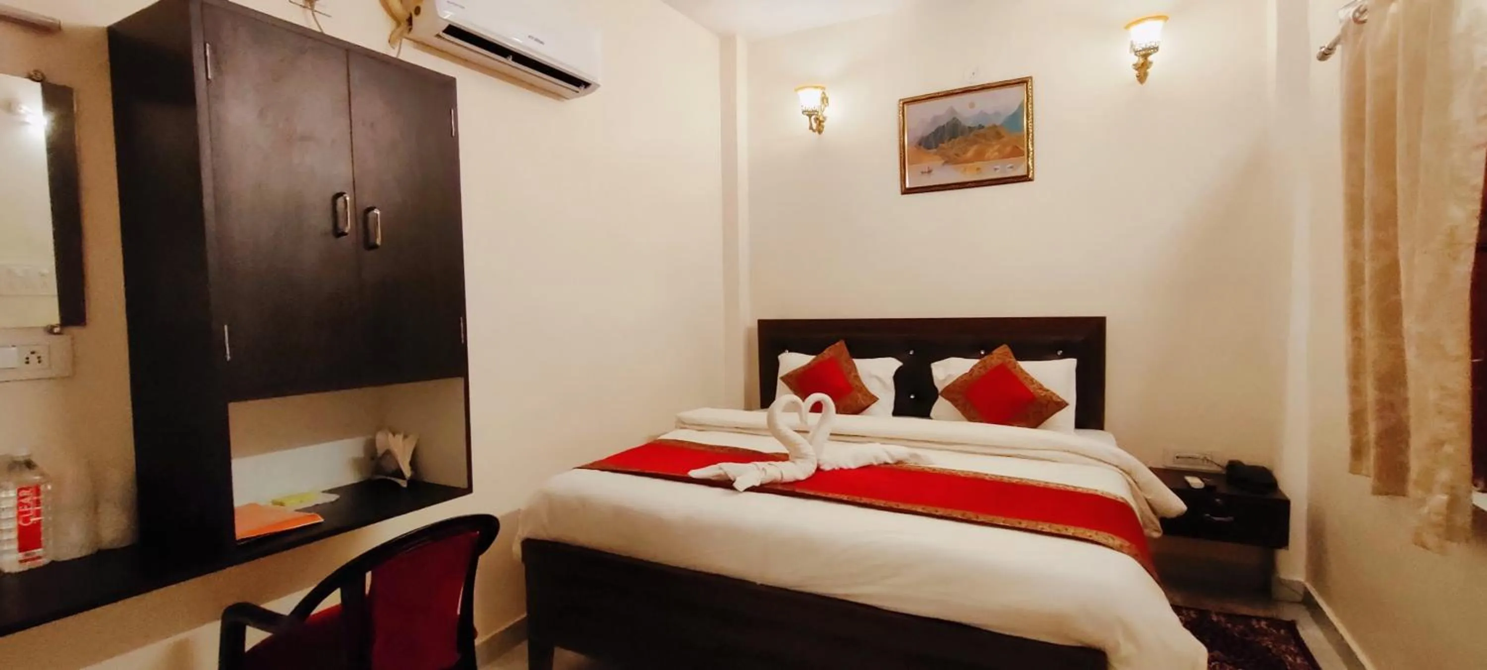 Photo of the whole room, Bed in Hotel Shannti Inn