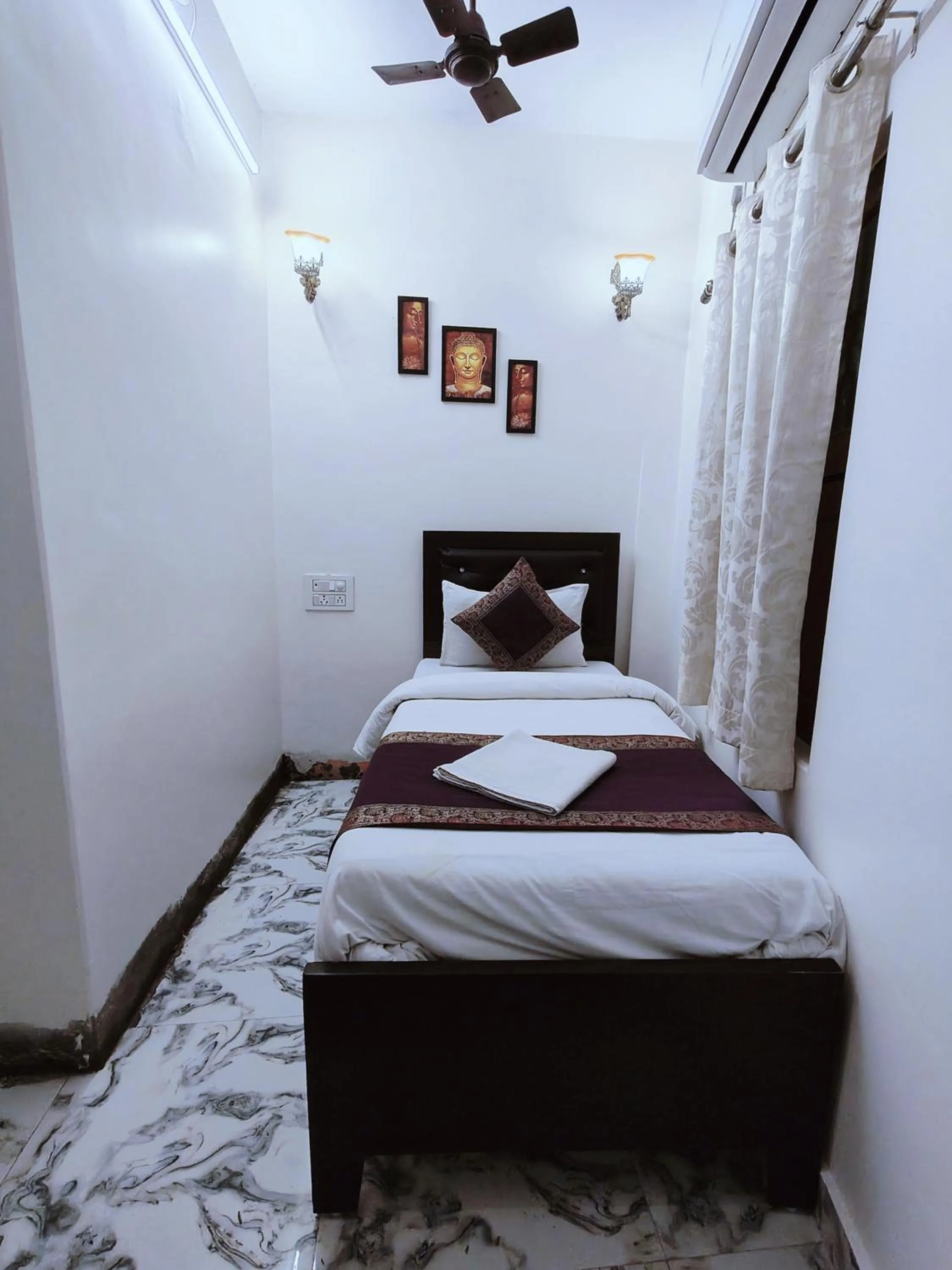 Bed in Hotel Shannti Inn