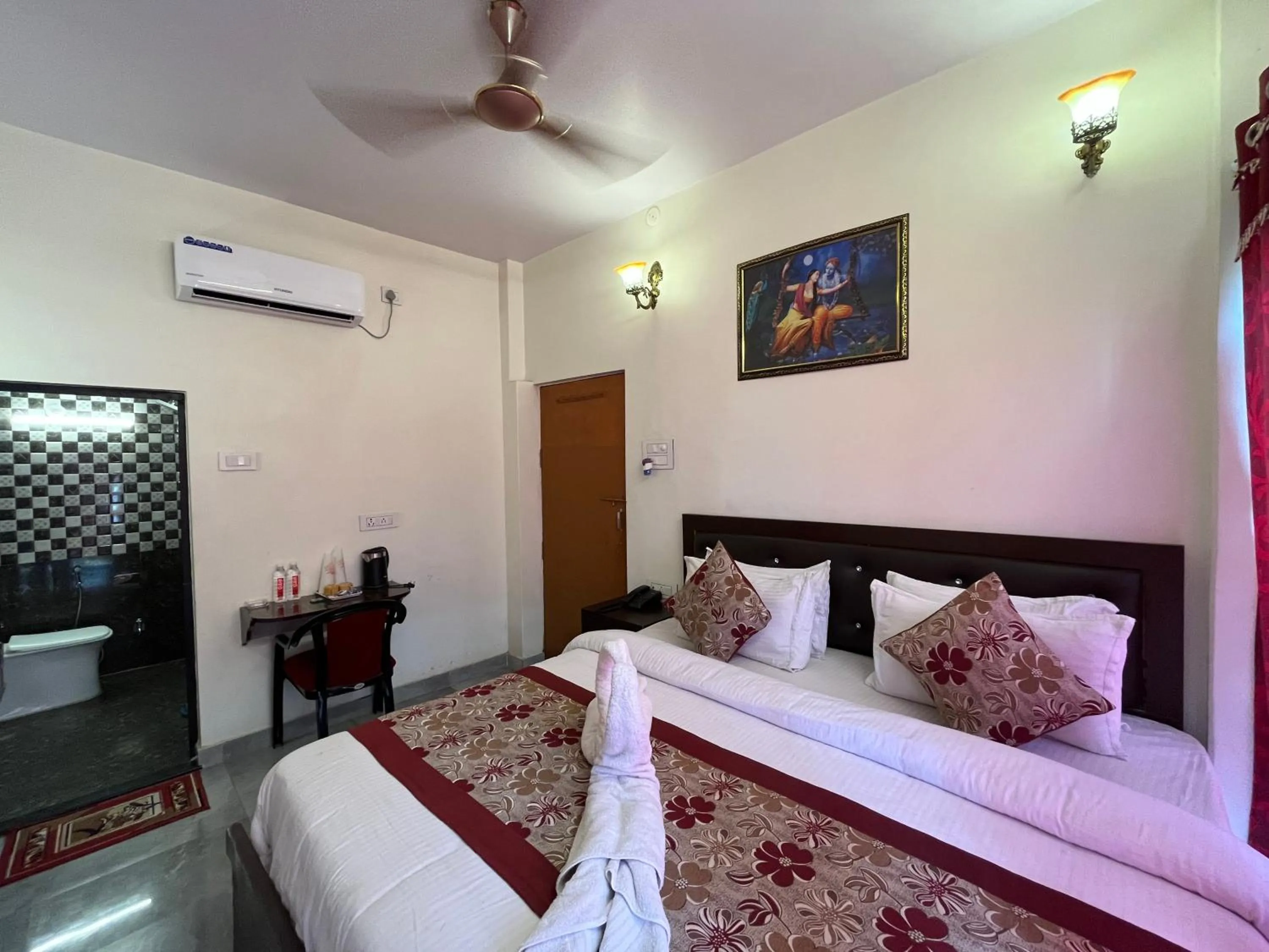 Bed in Hotel Shannti Inn