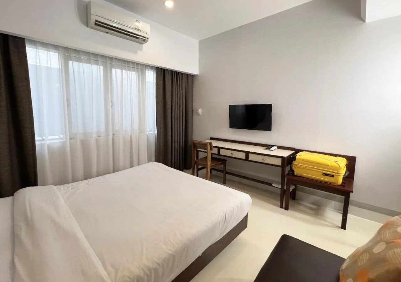 Bedroom, Bed in Niagara Hotel