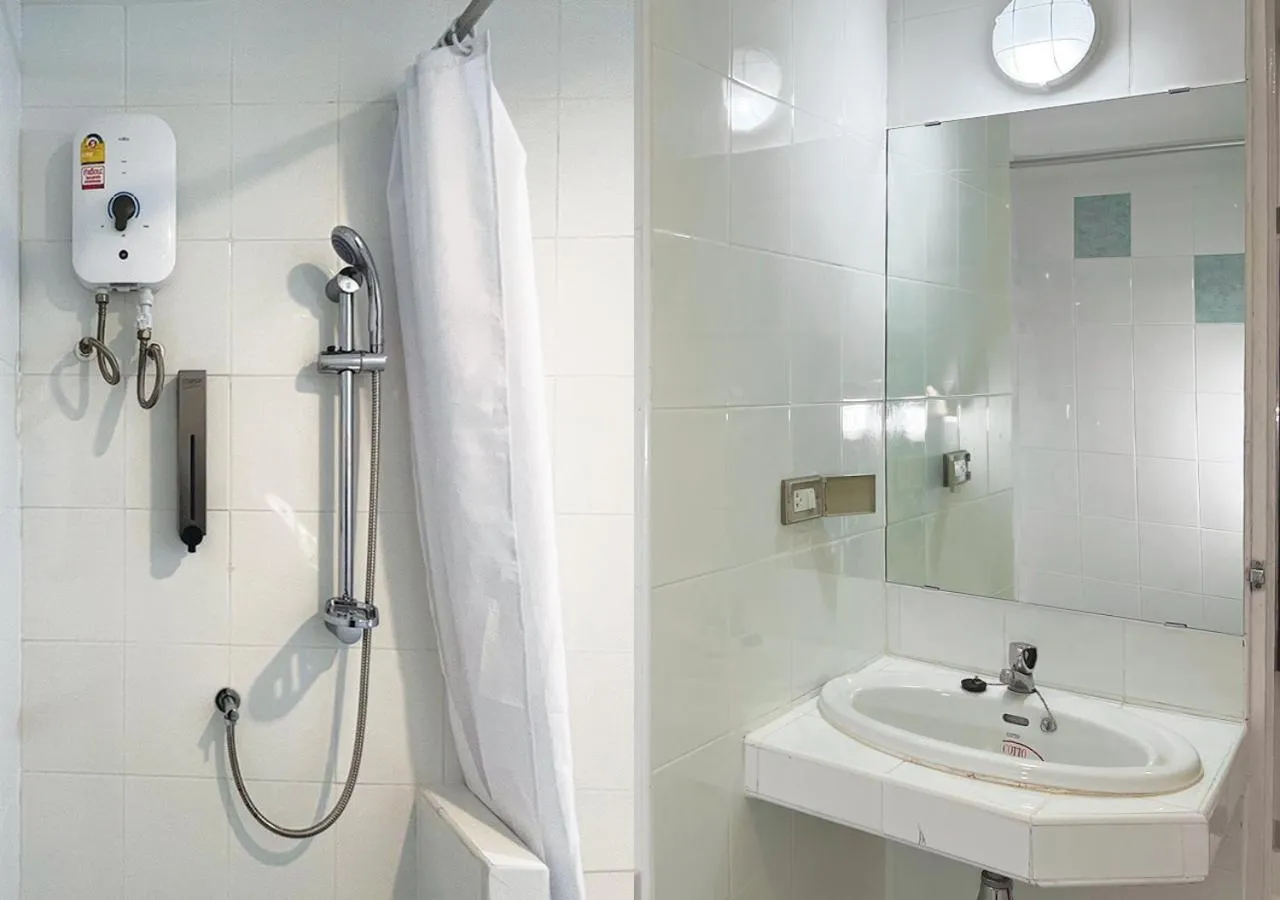 Shower in Niagara Hotel