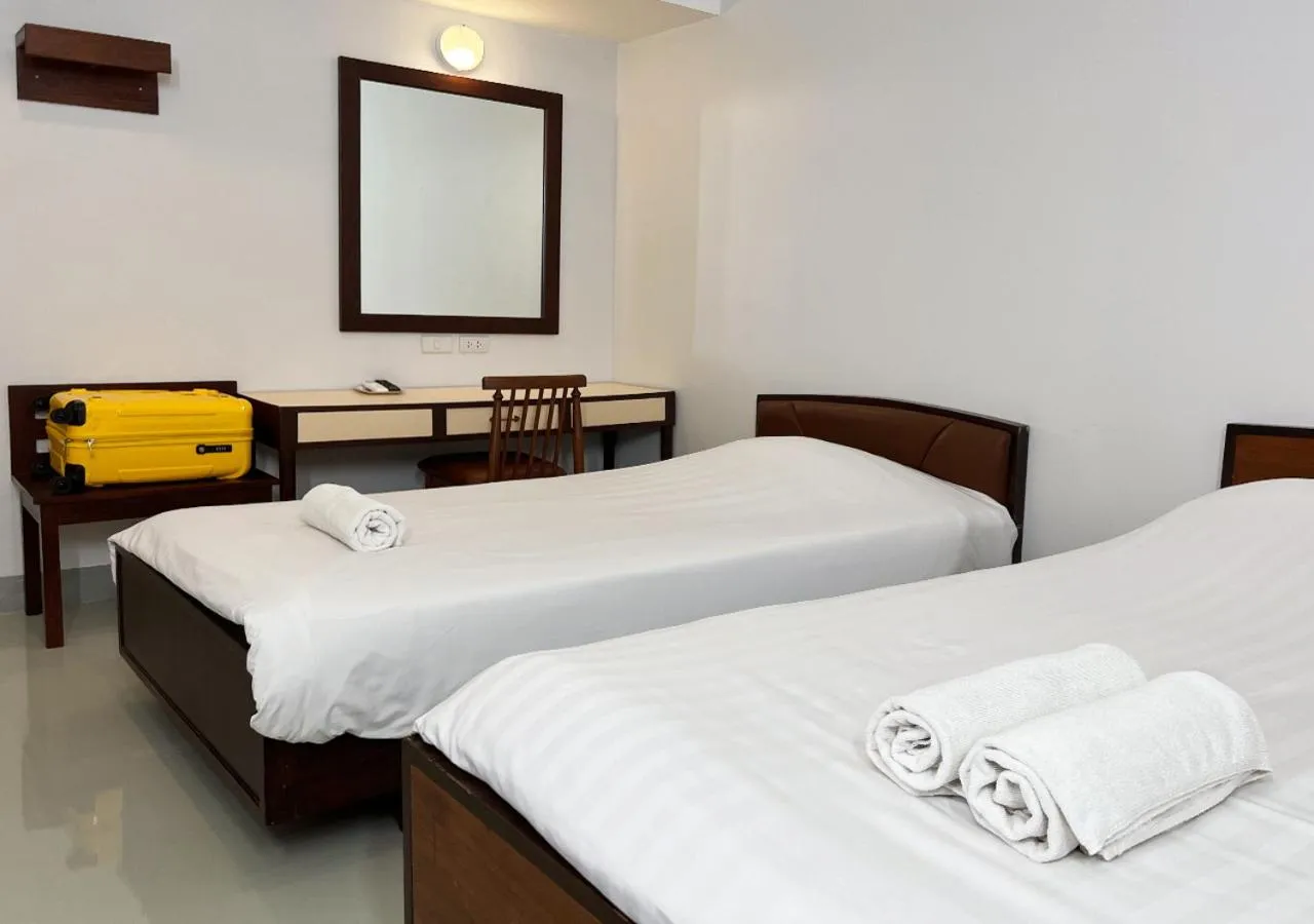 Bedroom, Bed in Niagara Hotel