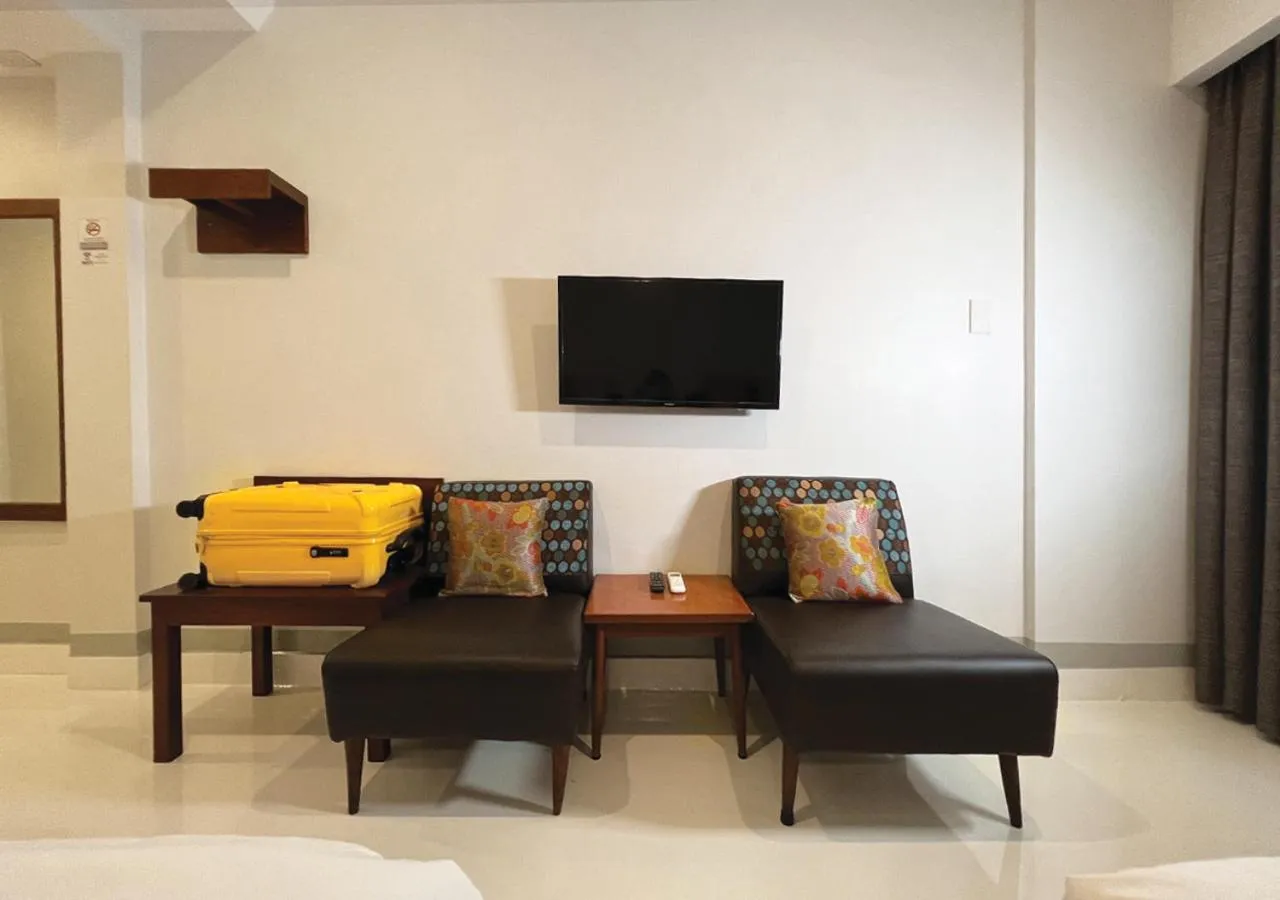 Seating area in Niagara Hotel