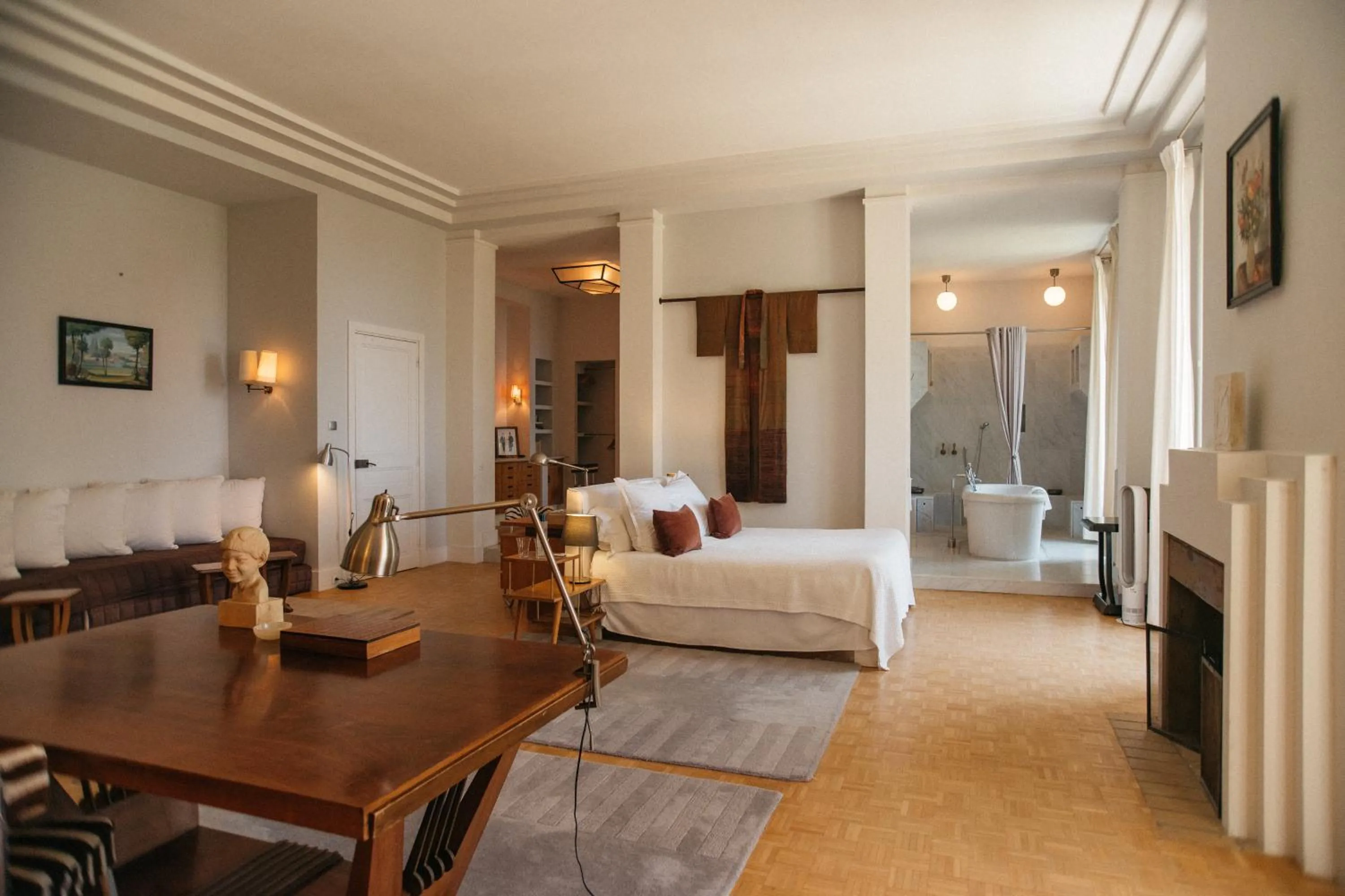 Bedroom, Bed in Exclusive waterfront villa in Domaine Rocabella - French Riviera