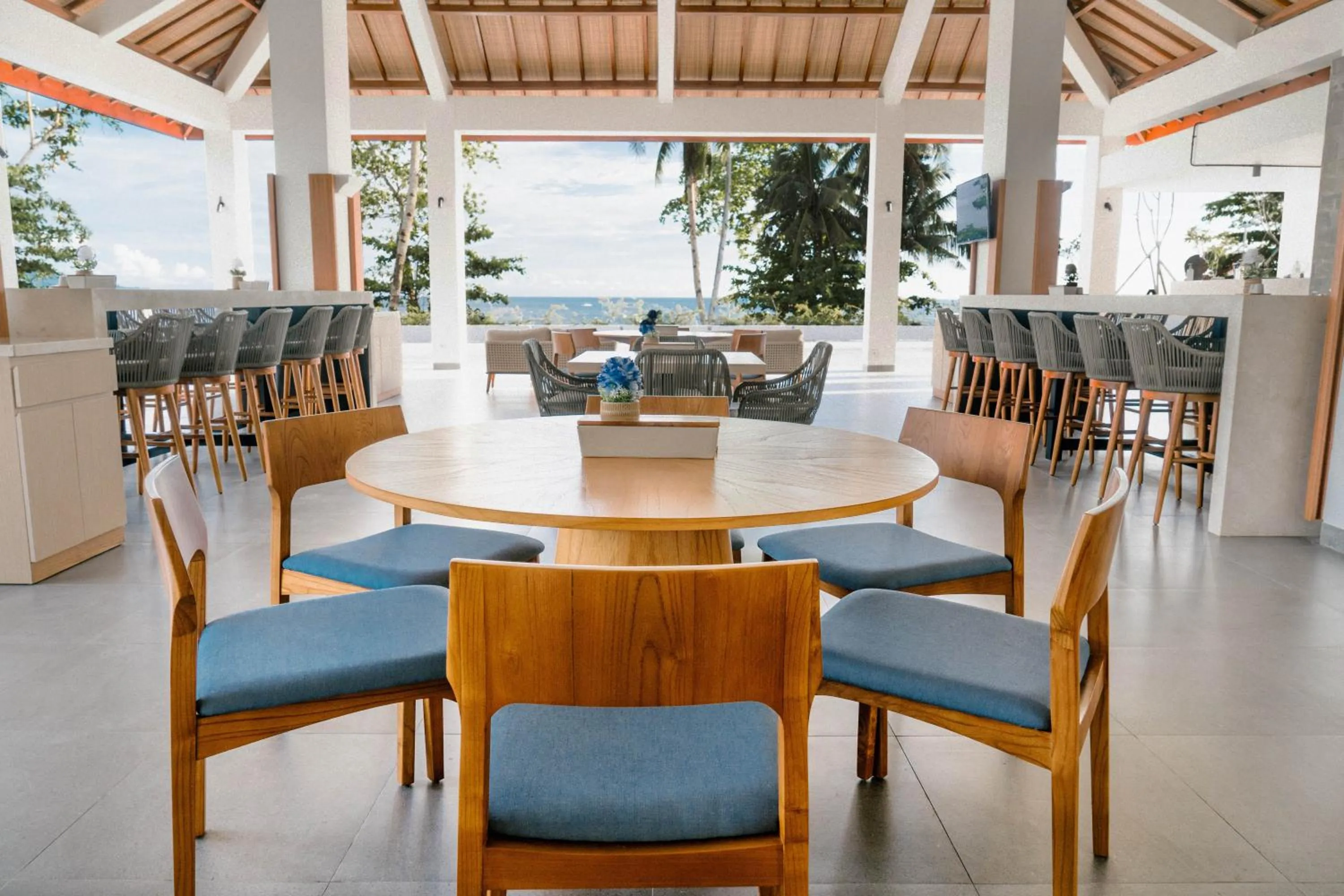 Restaurant/places to eat in Tahuna Beach Hotel and Resort