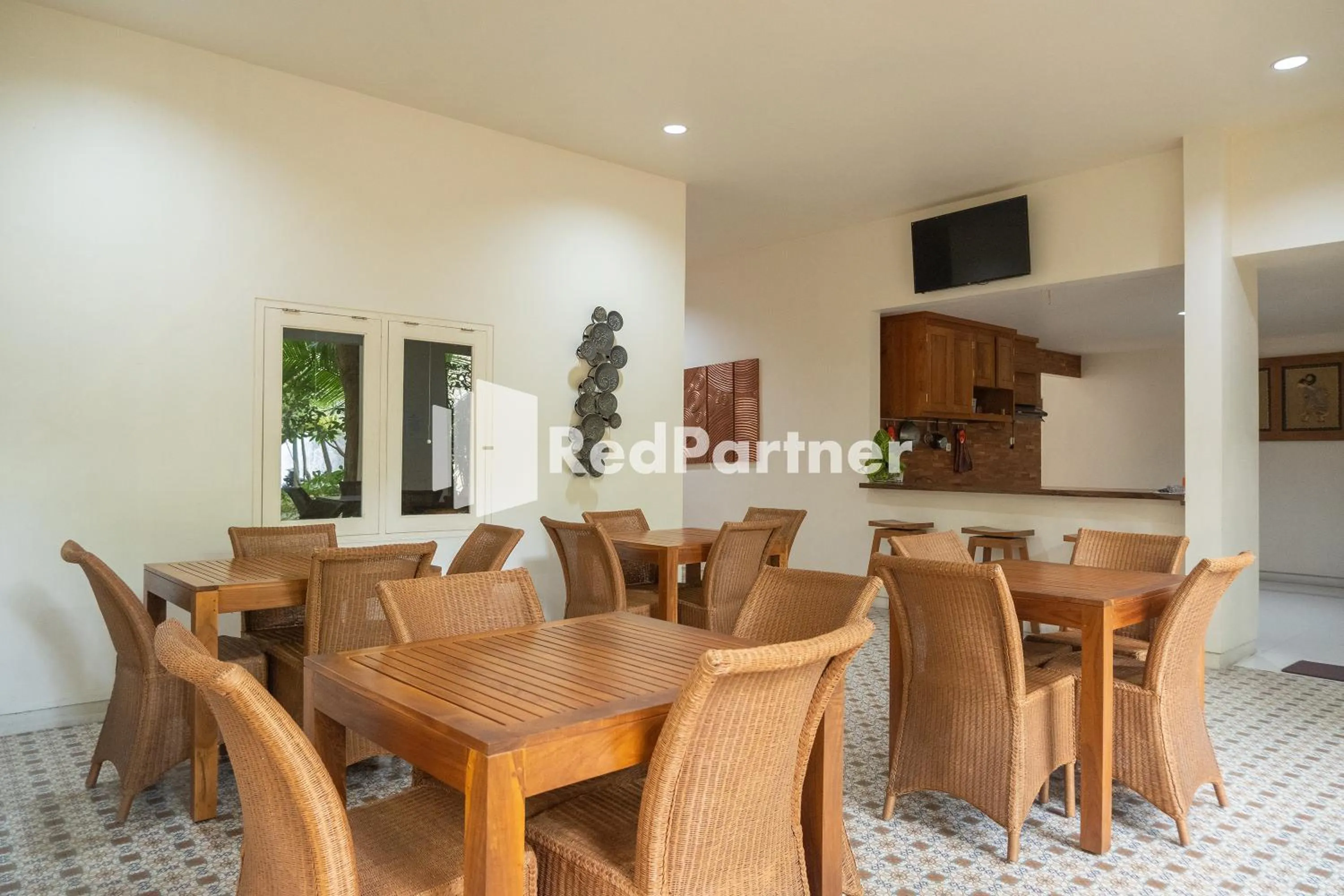 Dining area in Villa Dora Jogja near Malioboro Area Mitra RedDoorz